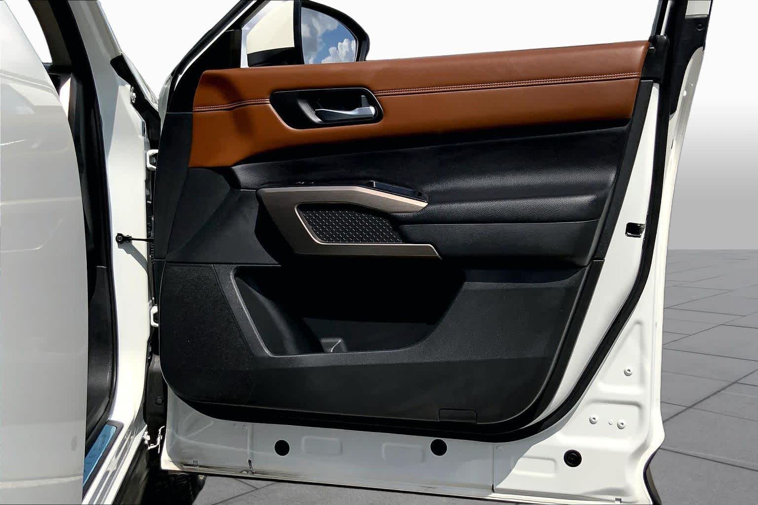 2024 Nissan Pathfinder Platinum Pearl White Tricoat at Sterling McCall Nissan