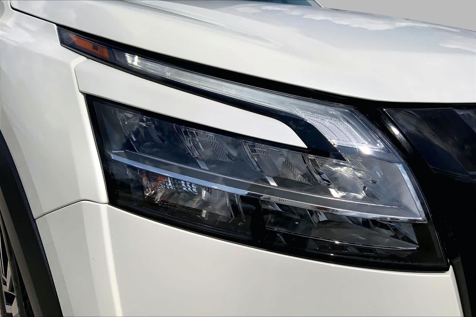 2024 Nissan Pathfinder Platinum Pearl White Tricoat at Sterling McCall Nissan