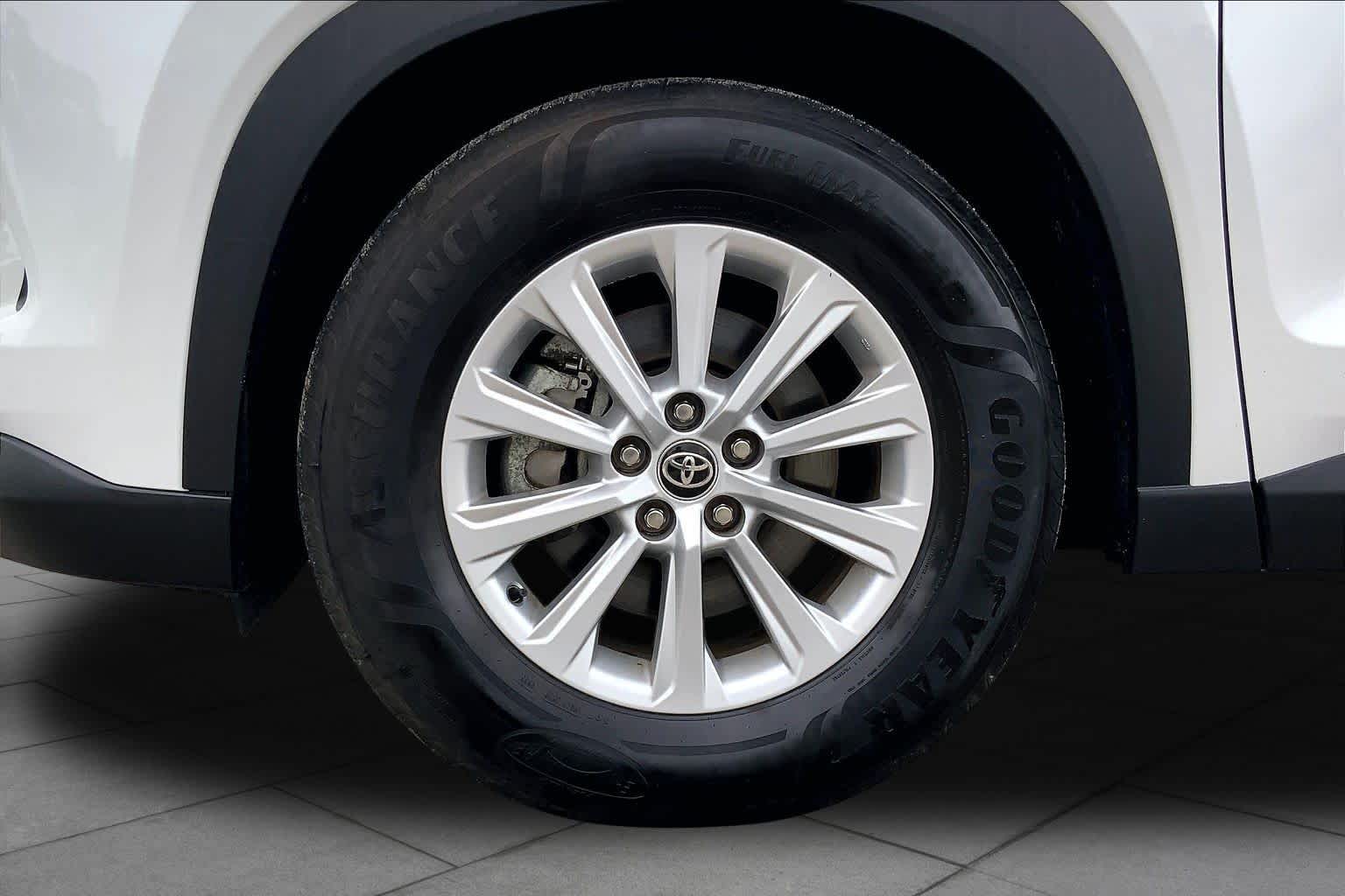 2025 Toyota Grand Highlander XLE Wind Chill Pearl at Group 1 Toyota Southwest