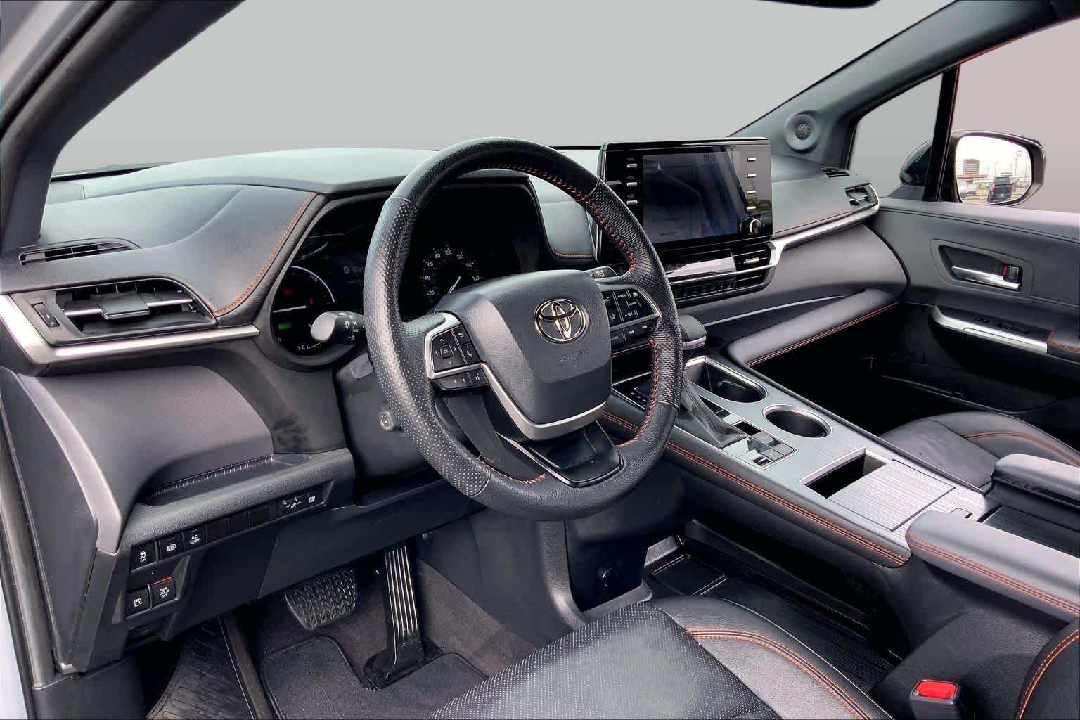 2024 Toyota Sienna photo 17 of 36