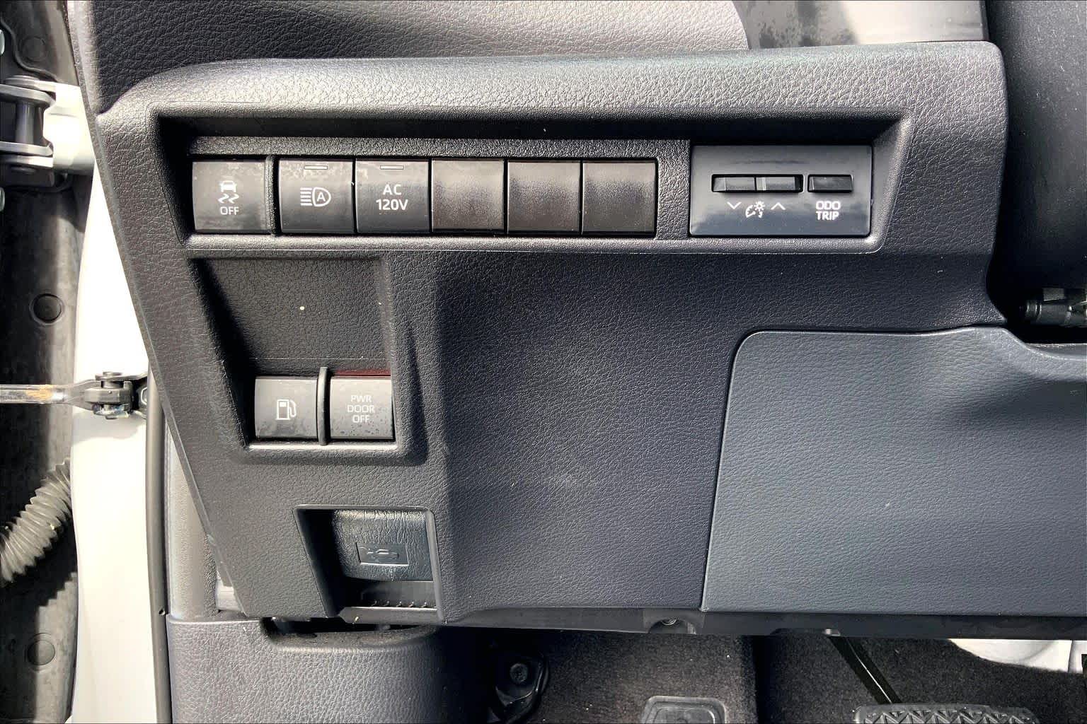 2024 Toyota Sienna photo 33 of 36