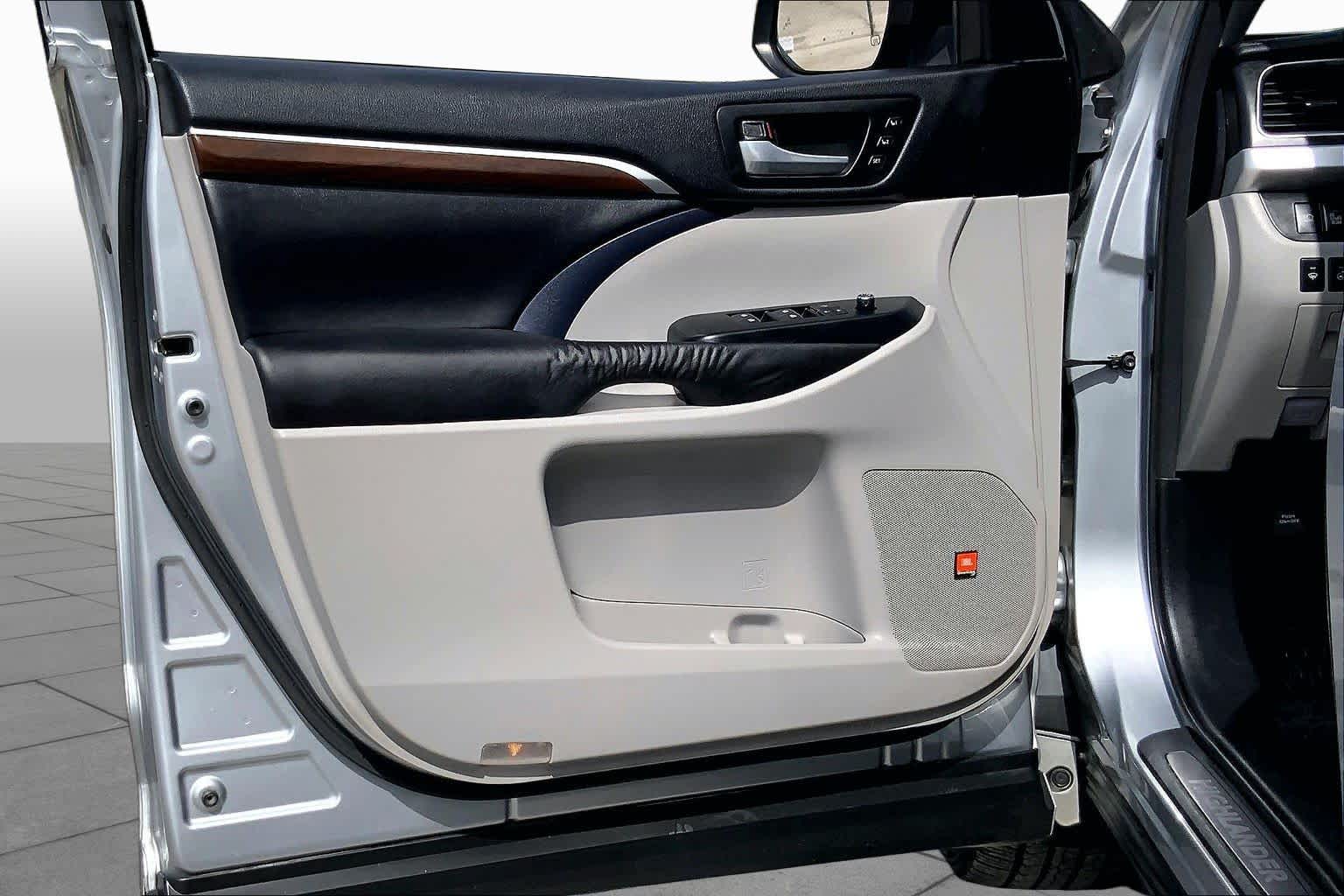 2016 Toyota Highlander Limited Platinum Silver Sky Metallic at AutoNation USA Houston
