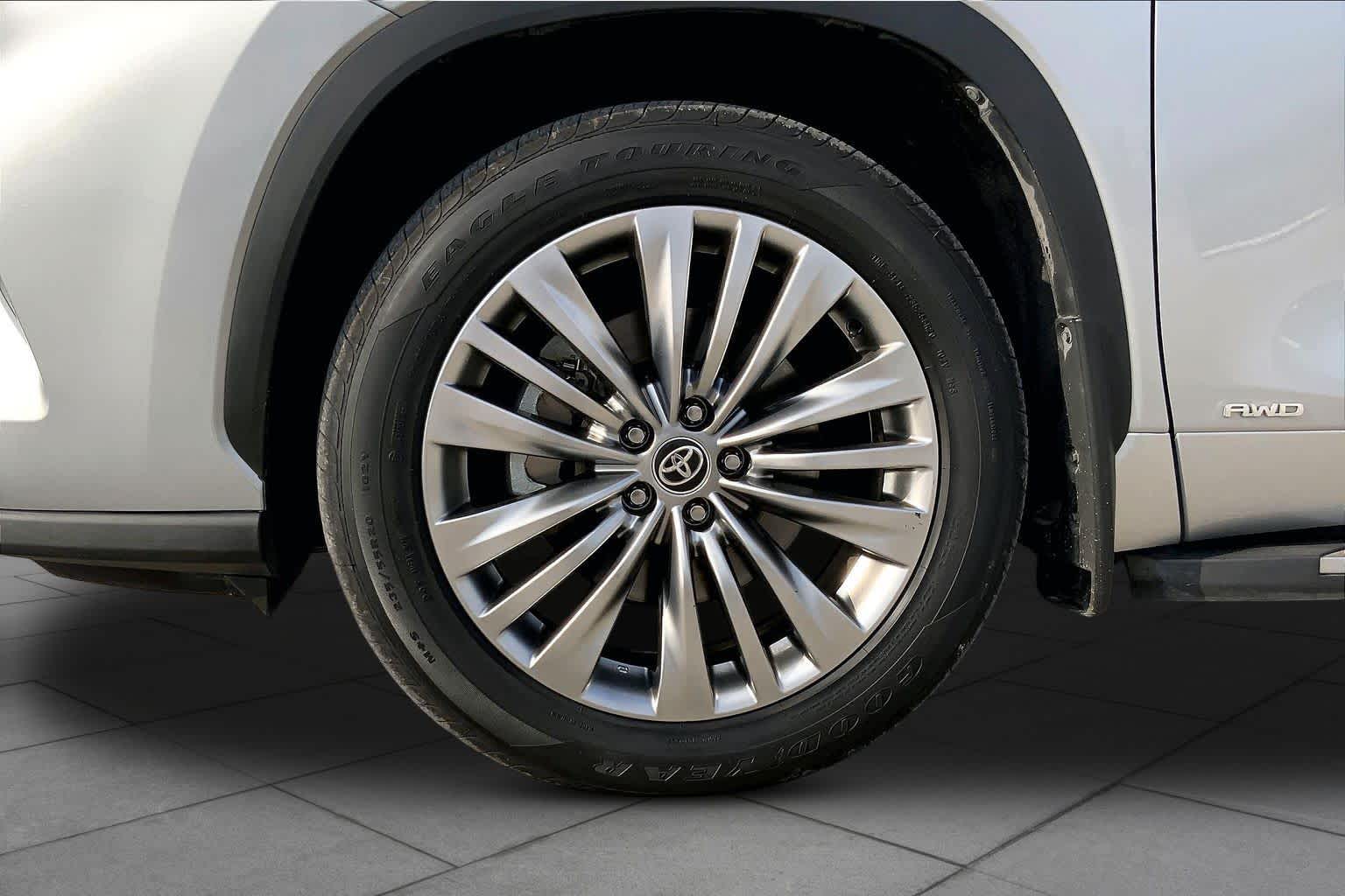 2025 Toyota Highlander Hybrid Platinum Celestial Silver Metallic at AutoNation USA Houston