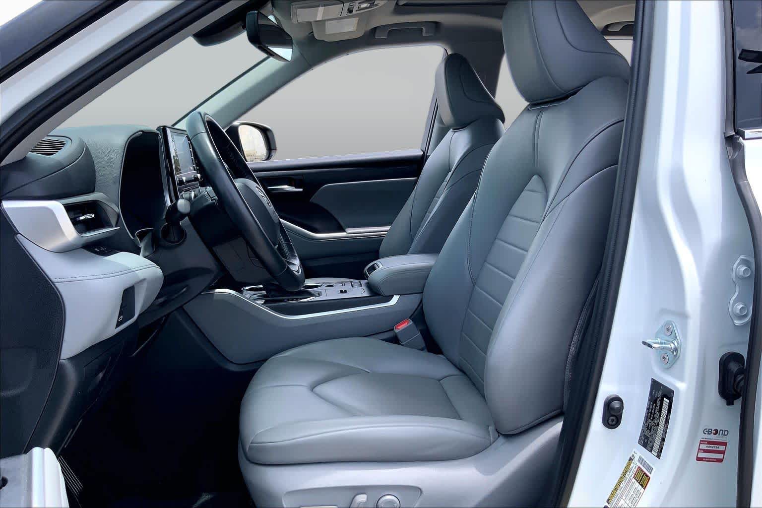 2022 Toyota Highlander XLE Wind Chill Pearl at AutoNation USA Katy