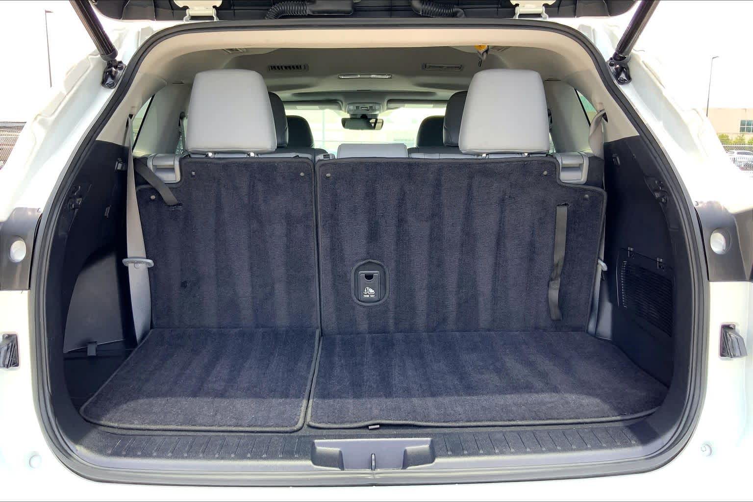 2022 Toyota Highlander XLE Wind Chill Pearl at AutoNation USA Katy
