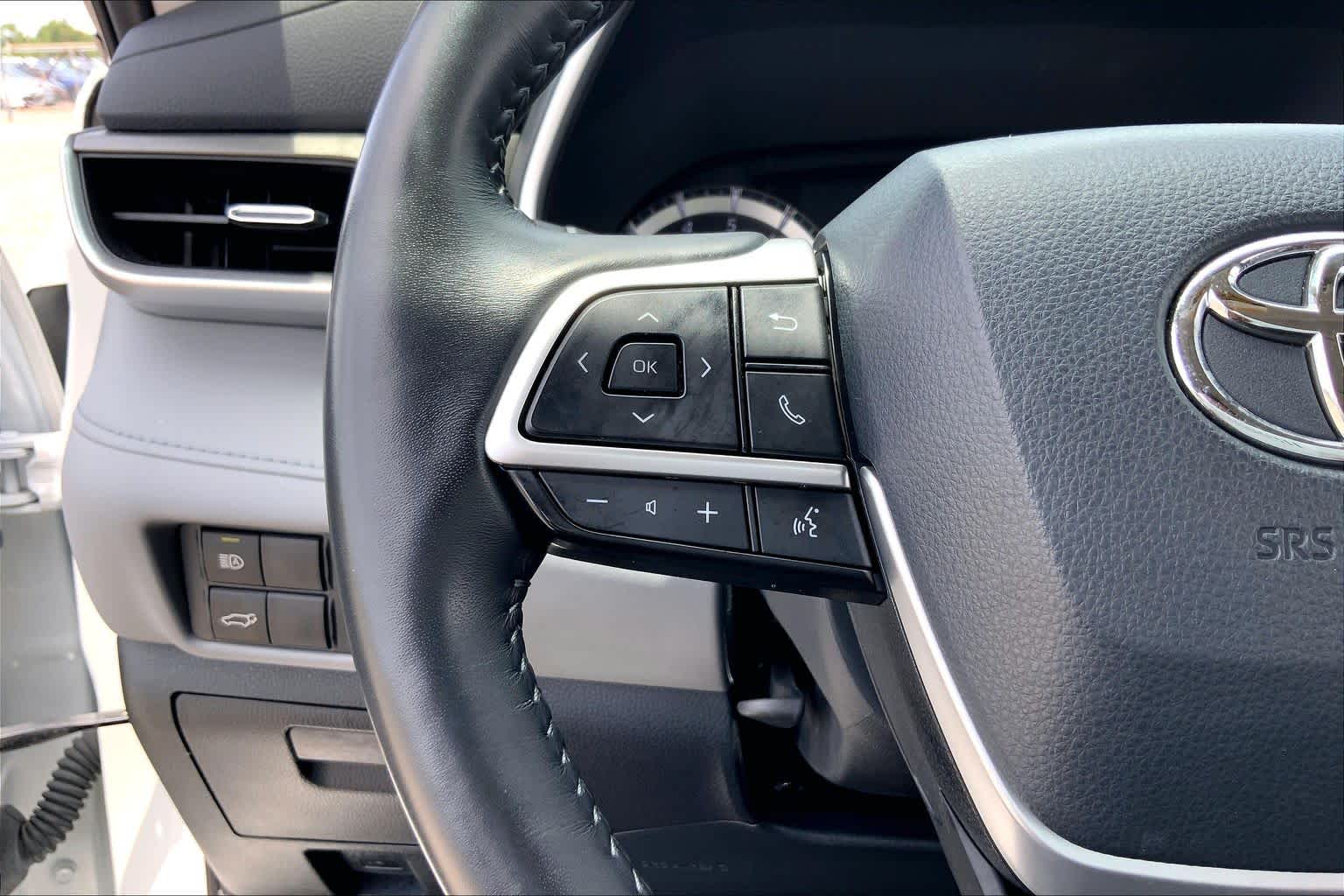 2022 Toyota Highlander XLE Wind Chill Pearl at AutoNation USA Katy