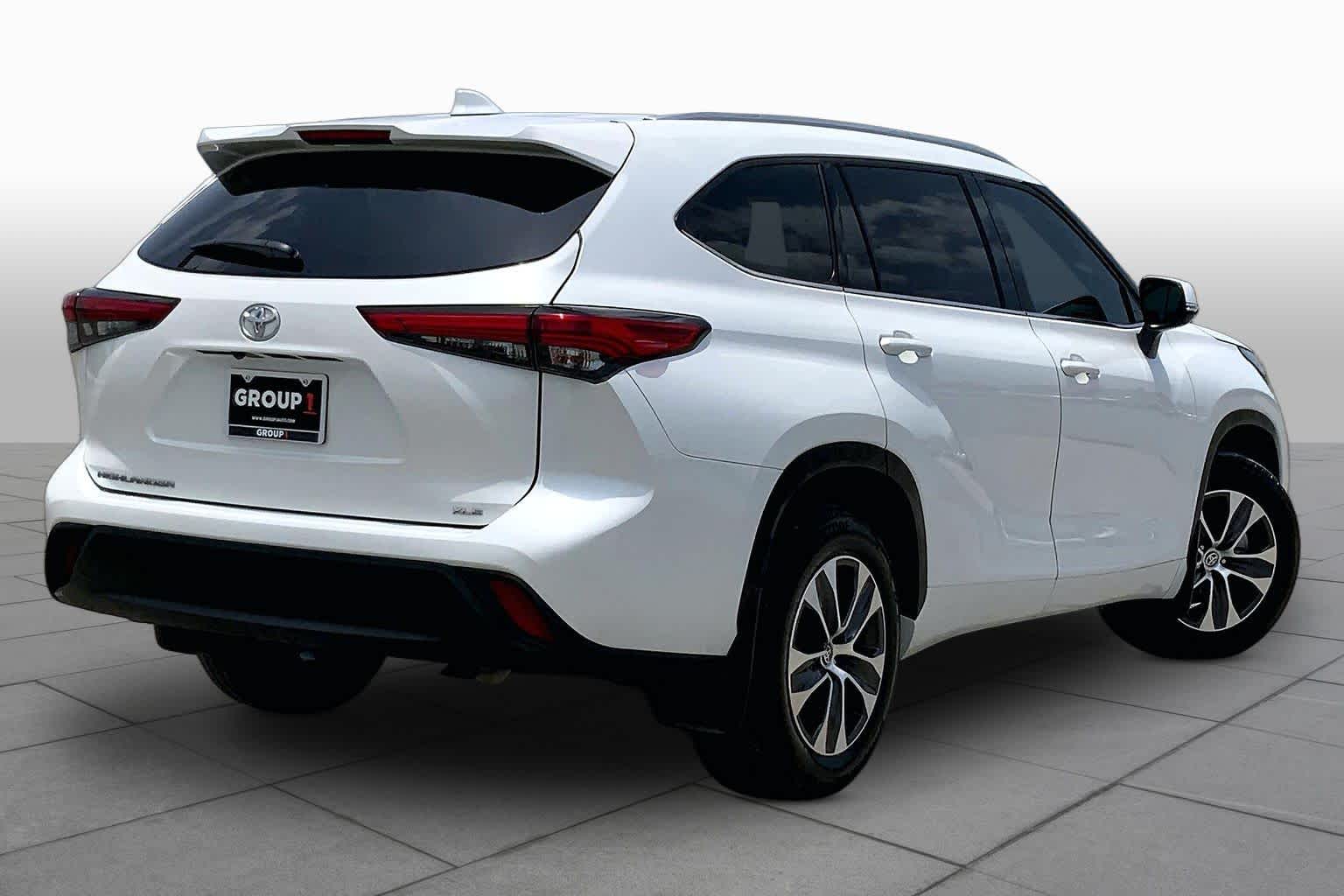 2022 Toyota Highlander XLE Wind Chill Pearl at AutoNation USA Katy