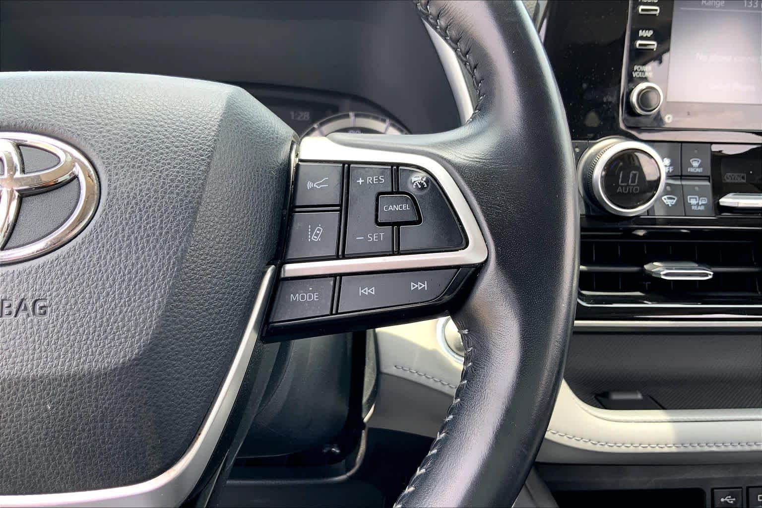 2022 Toyota Highlander XLE Wind Chill Pearl at AutoNation USA Katy