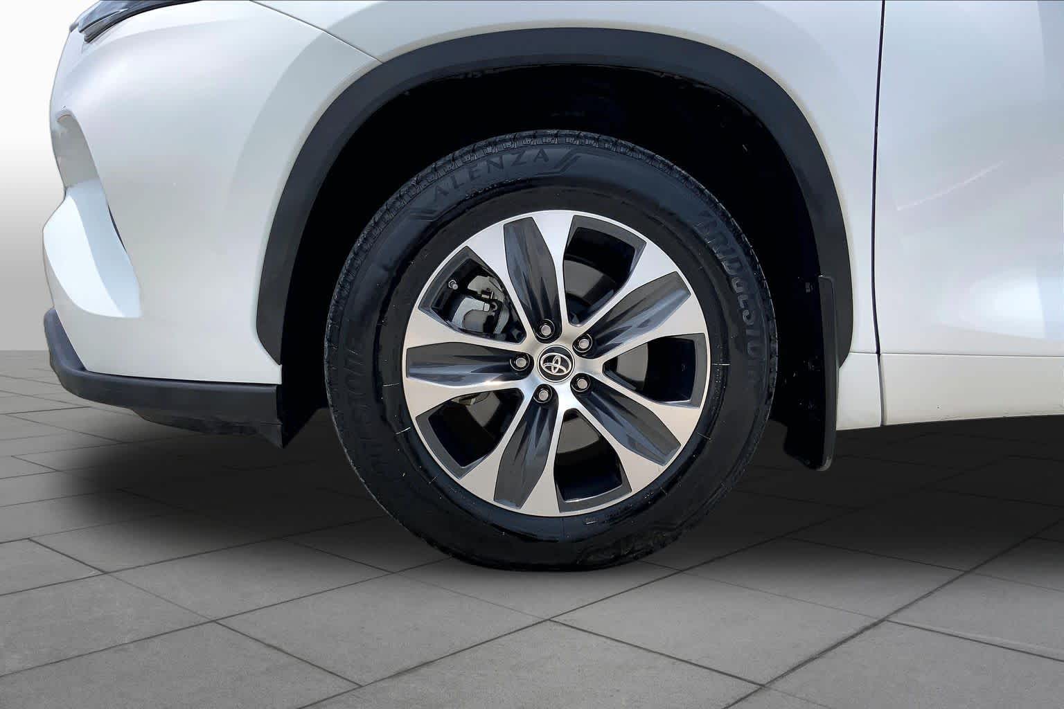 2022 Toyota Highlander XLE Wind Chill Pearl at AutoNation USA Katy