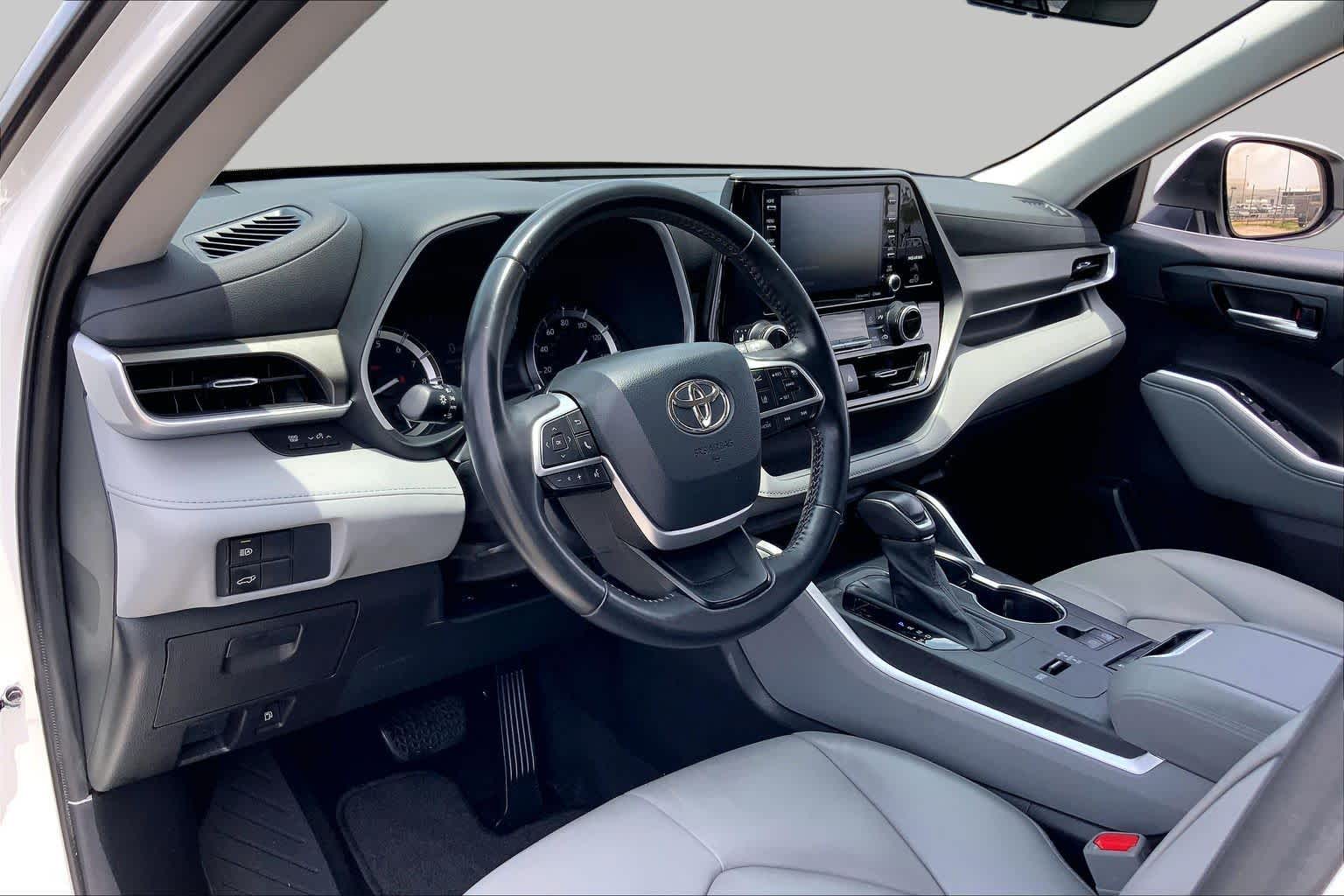 2022 Toyota Highlander XLE Wind Chill Pearl at AutoNation USA Katy