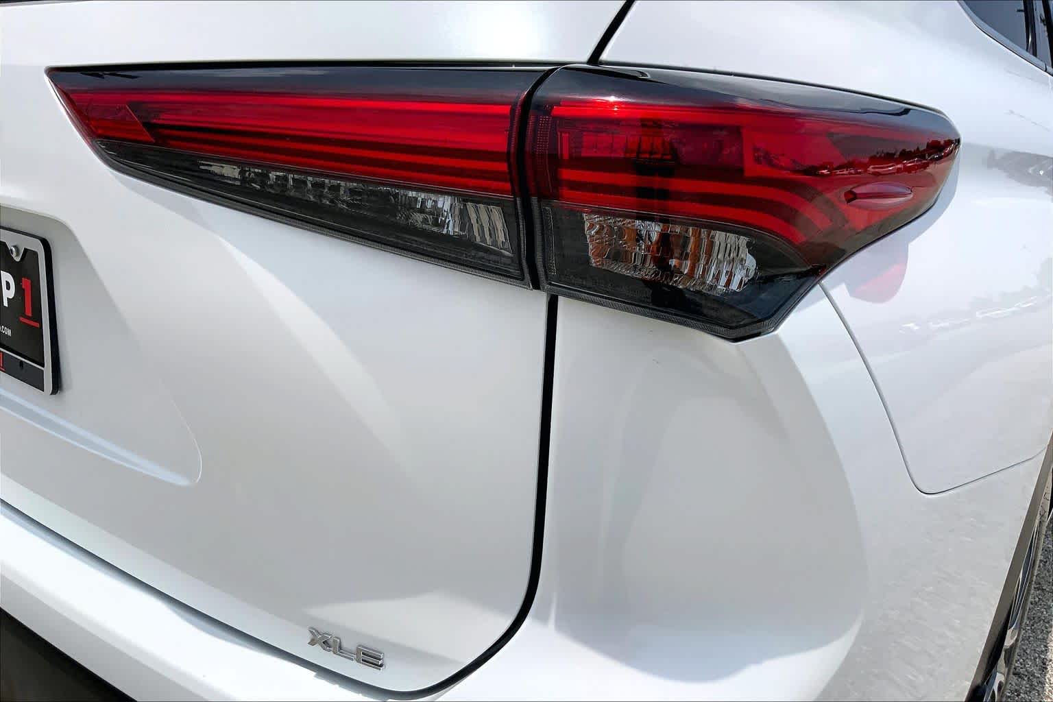 2022 Toyota Highlander XLE Wind Chill Pearl at AutoNation USA Katy