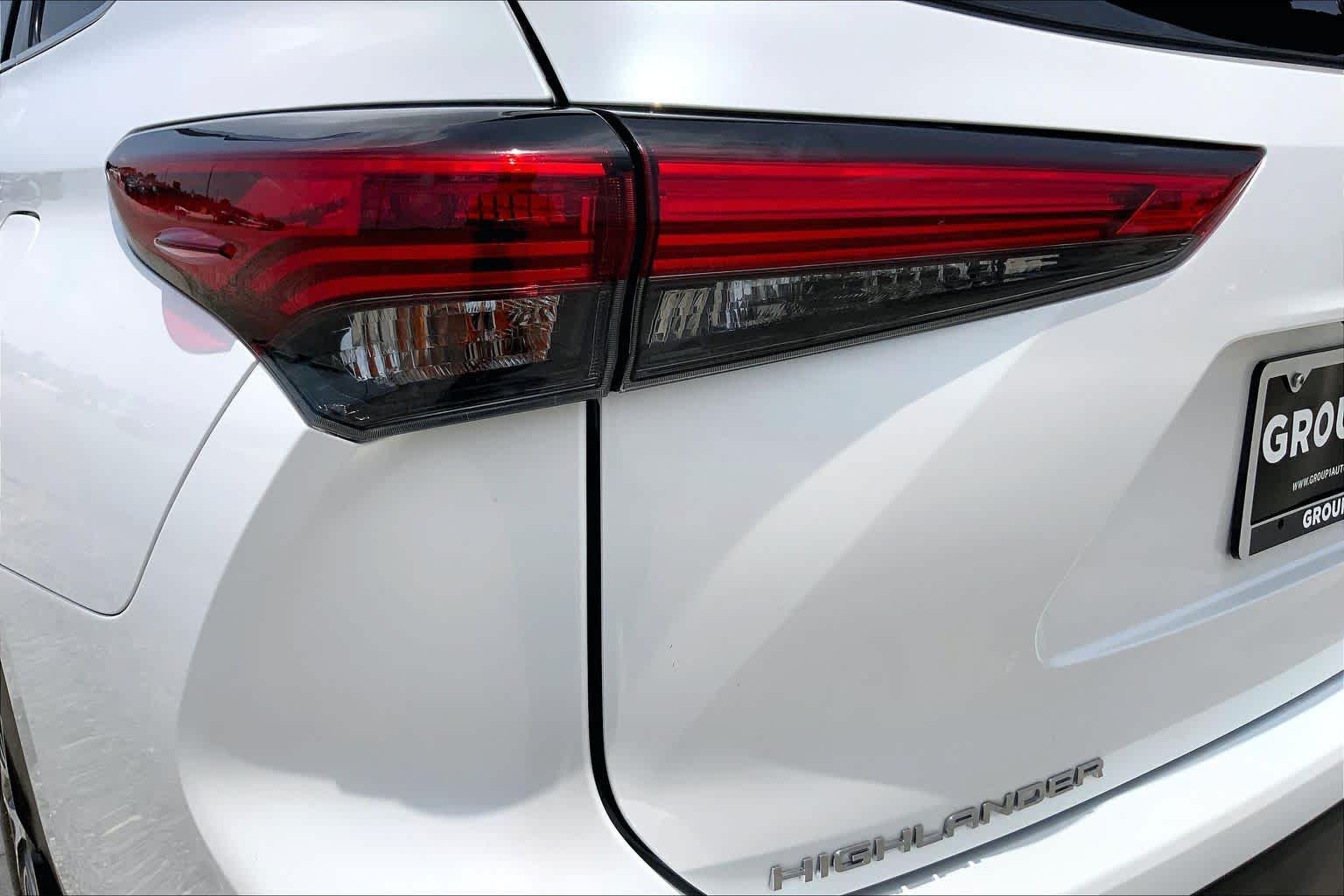 2022 Toyota Highlander XLE Wind Chill Pearl at AutoNation USA Katy