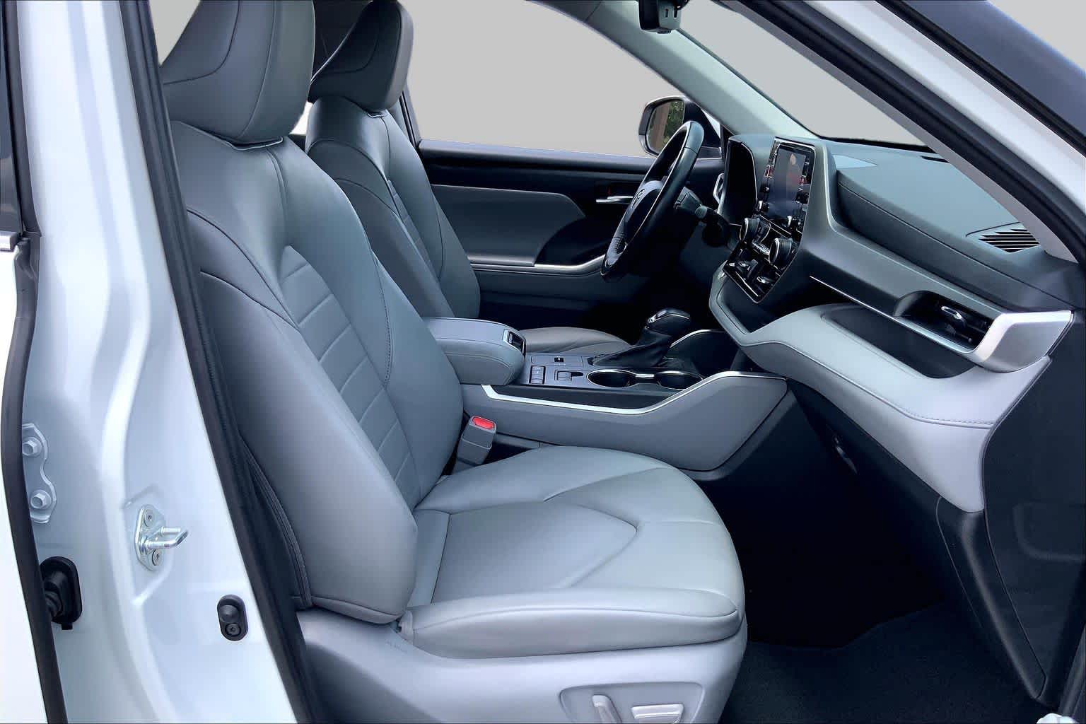 2022 Toyota Highlander XLE Wind Chill Pearl at AutoNation USA Katy