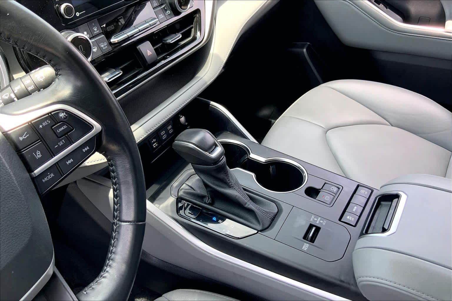2022 Toyota Highlander XLE Wind Chill Pearl at AutoNation USA Katy