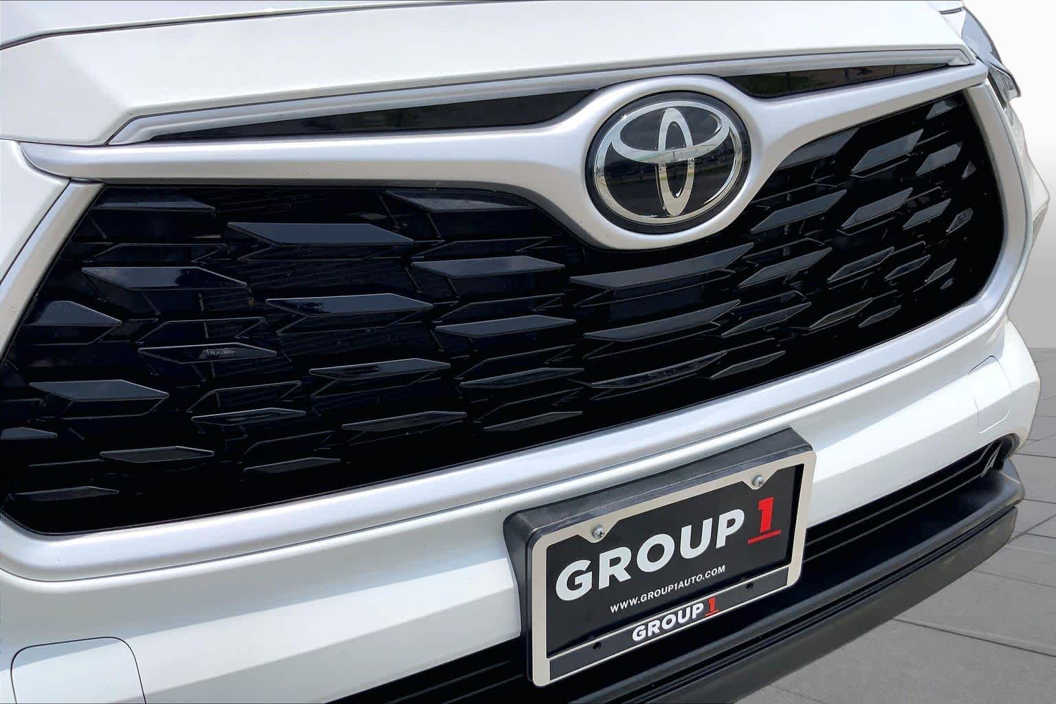 2022 Toyota Highlander XLE Wind Chill Pearl at AutoNation USA Katy