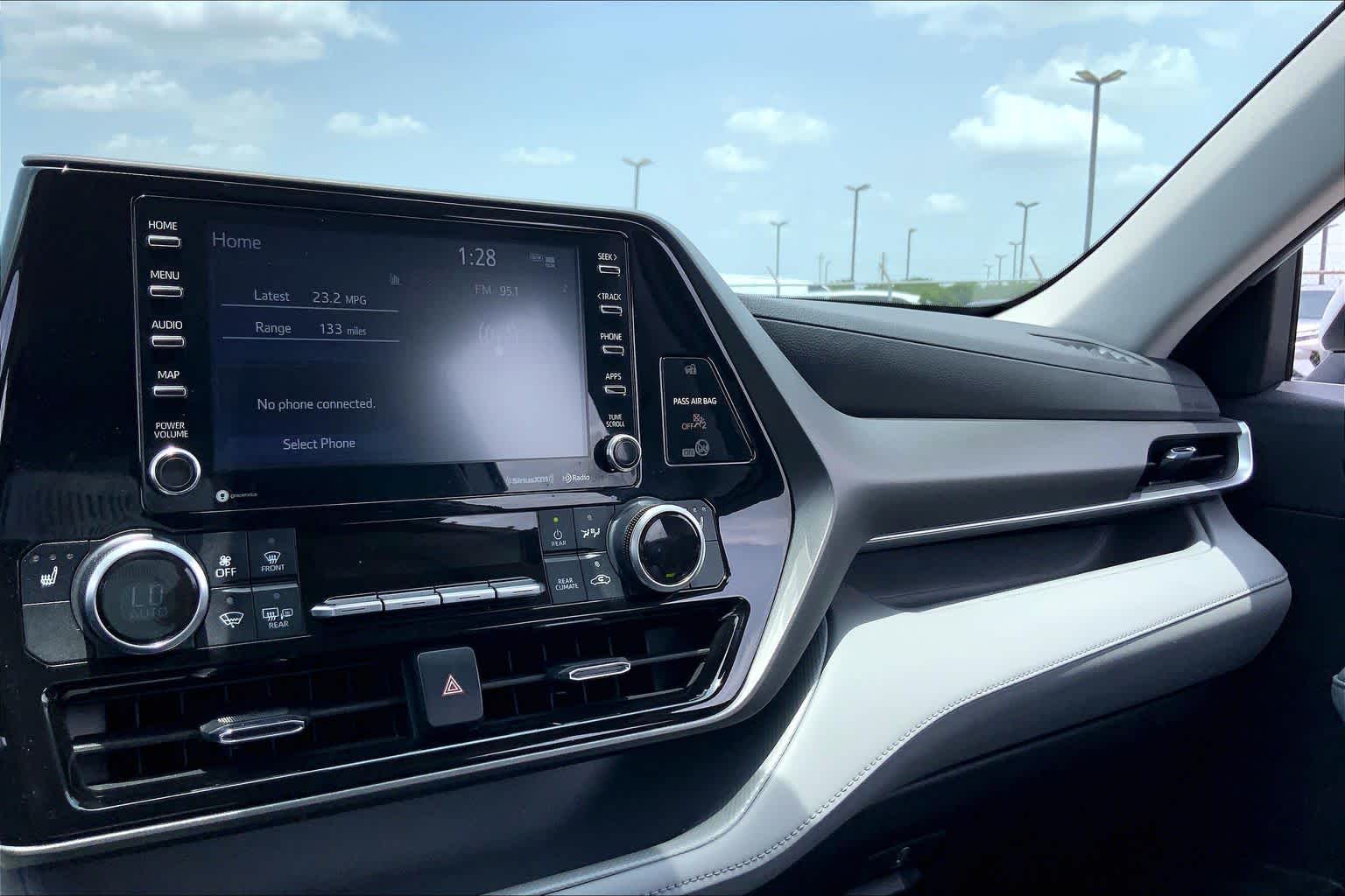2022 Toyota Highlander XLE Wind Chill Pearl at AutoNation USA Katy