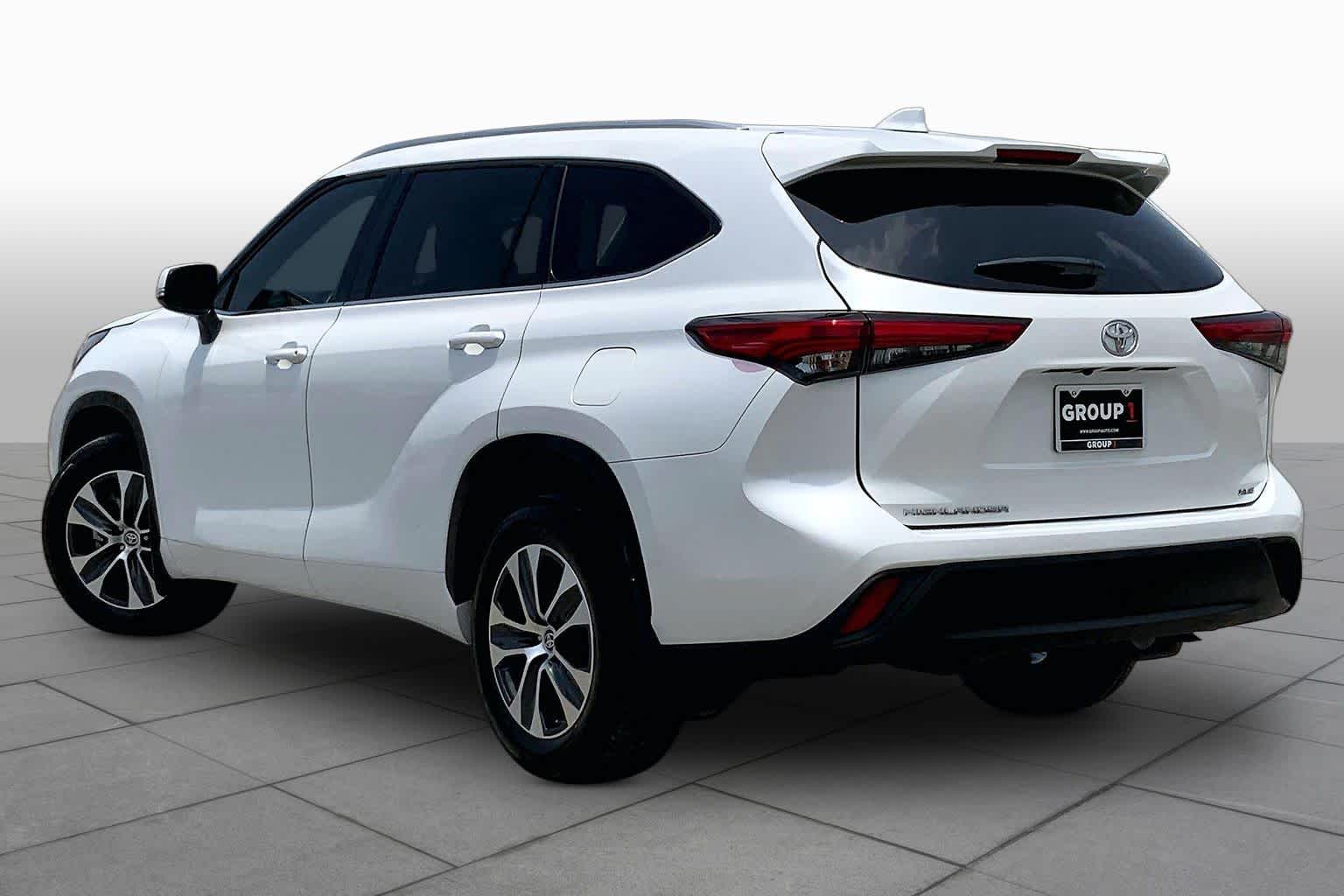 2022 Toyota Highlander XLE Wind Chill Pearl at AutoNation USA Katy
