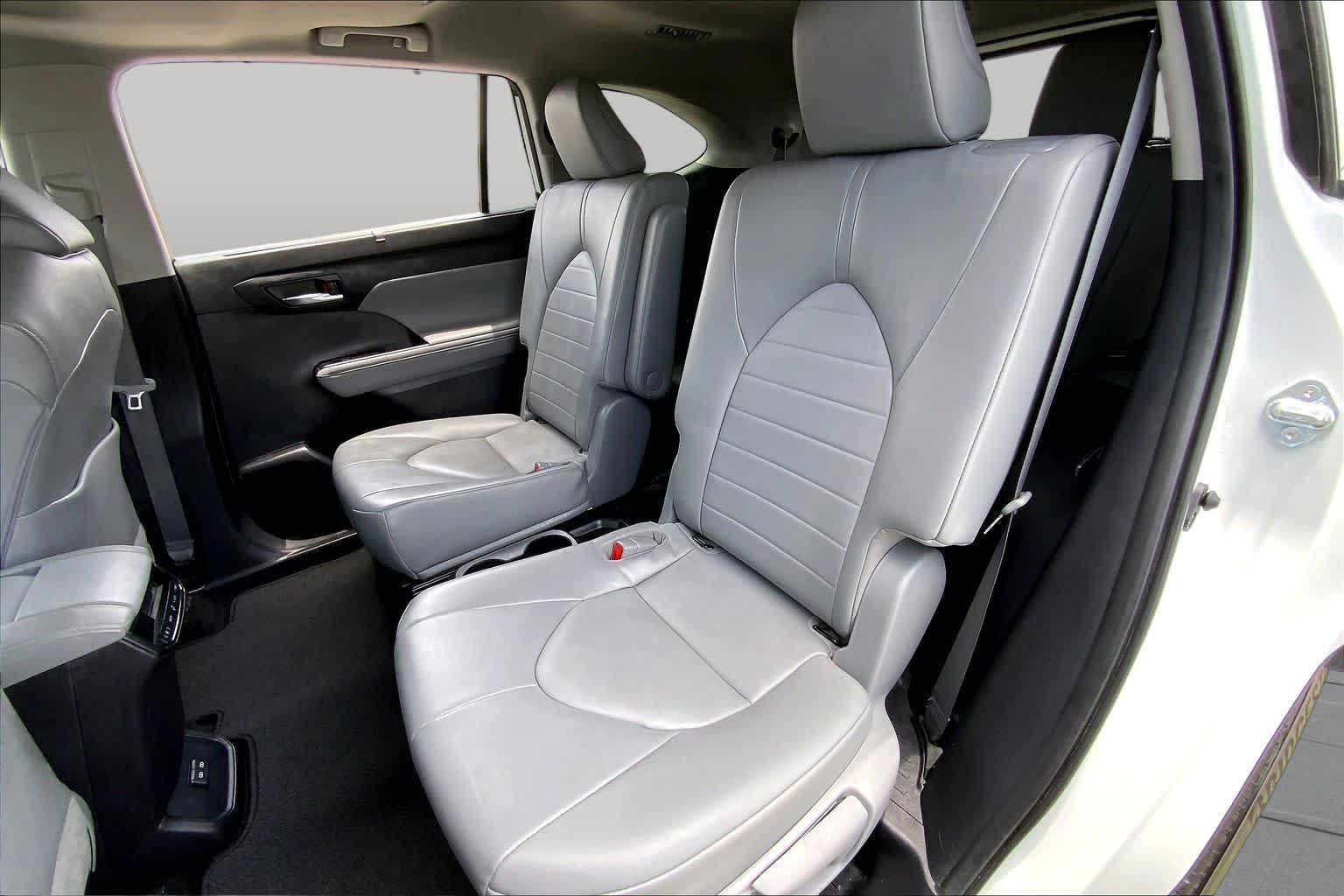 2022 Toyota Highlander XLE Wind Chill Pearl at AutoNation USA Katy