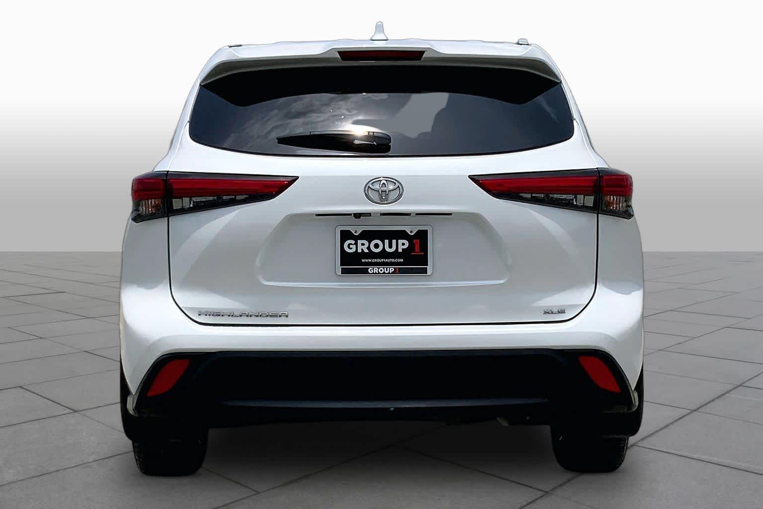 2022 Toyota Highlander XLE Wind Chill Pearl at AutoNation USA Katy