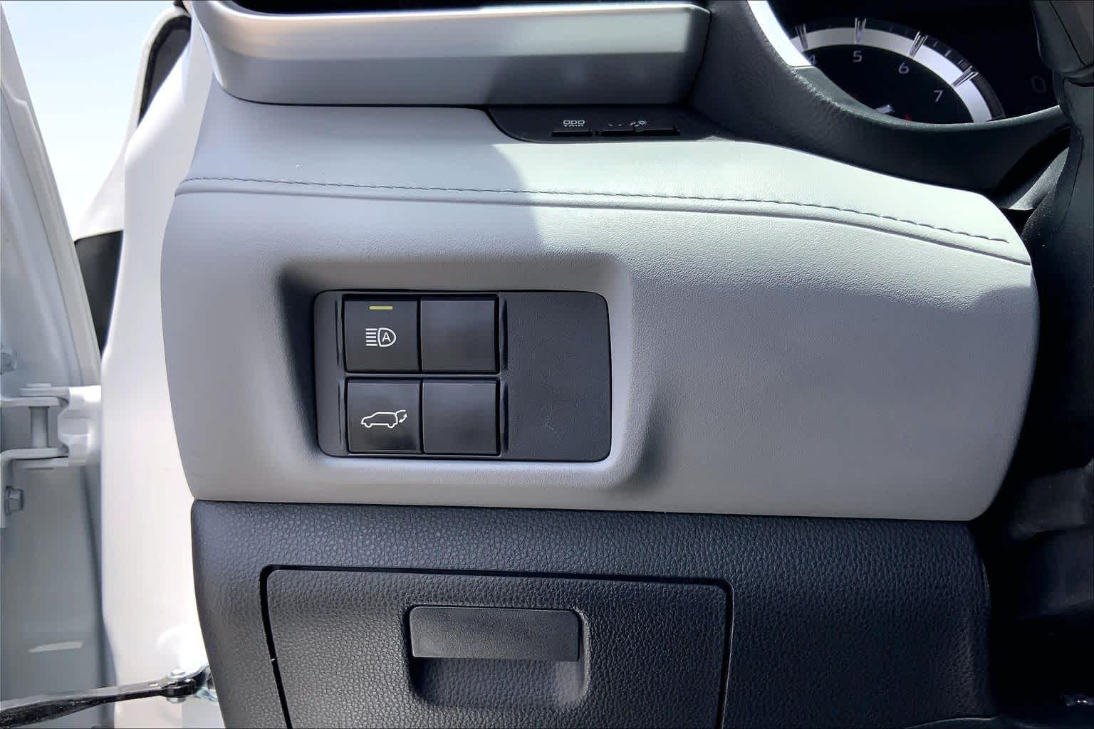2022 Toyota Highlander XLE Wind Chill Pearl at AutoNation USA Katy