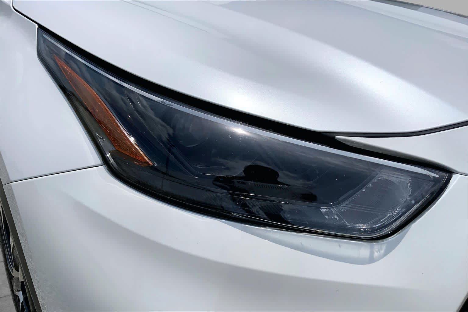 2022 Toyota Highlander XLE Wind Chill Pearl at AutoNation USA Katy