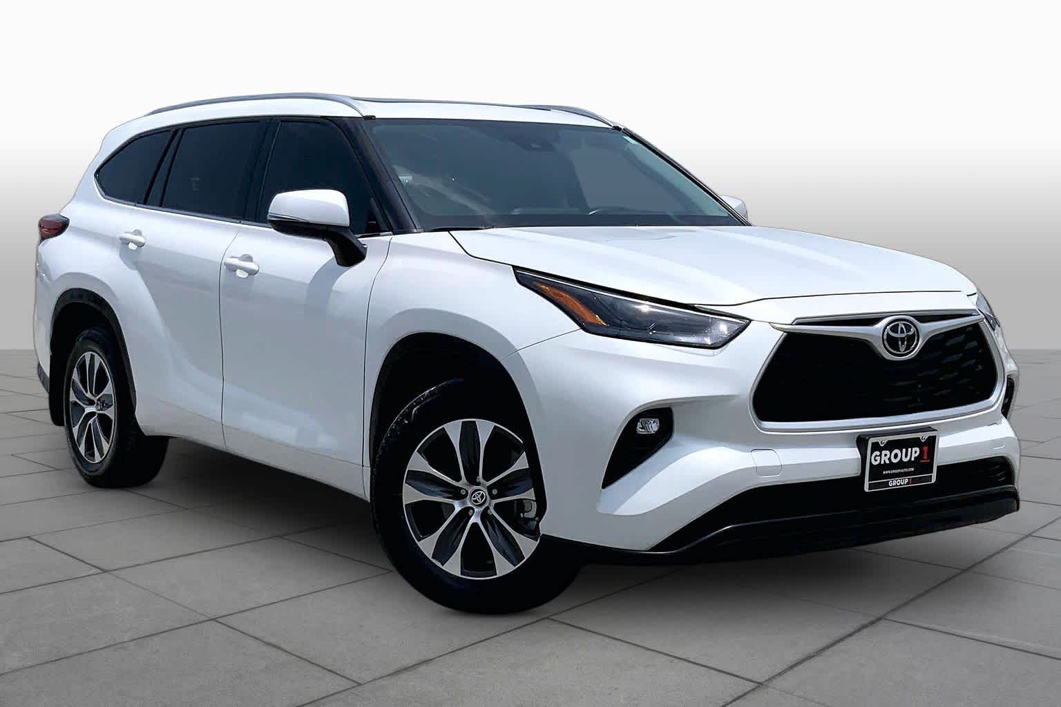 2022 Toyota Highlander XLE Wind Chill Pearl at AutoNation USA Katy