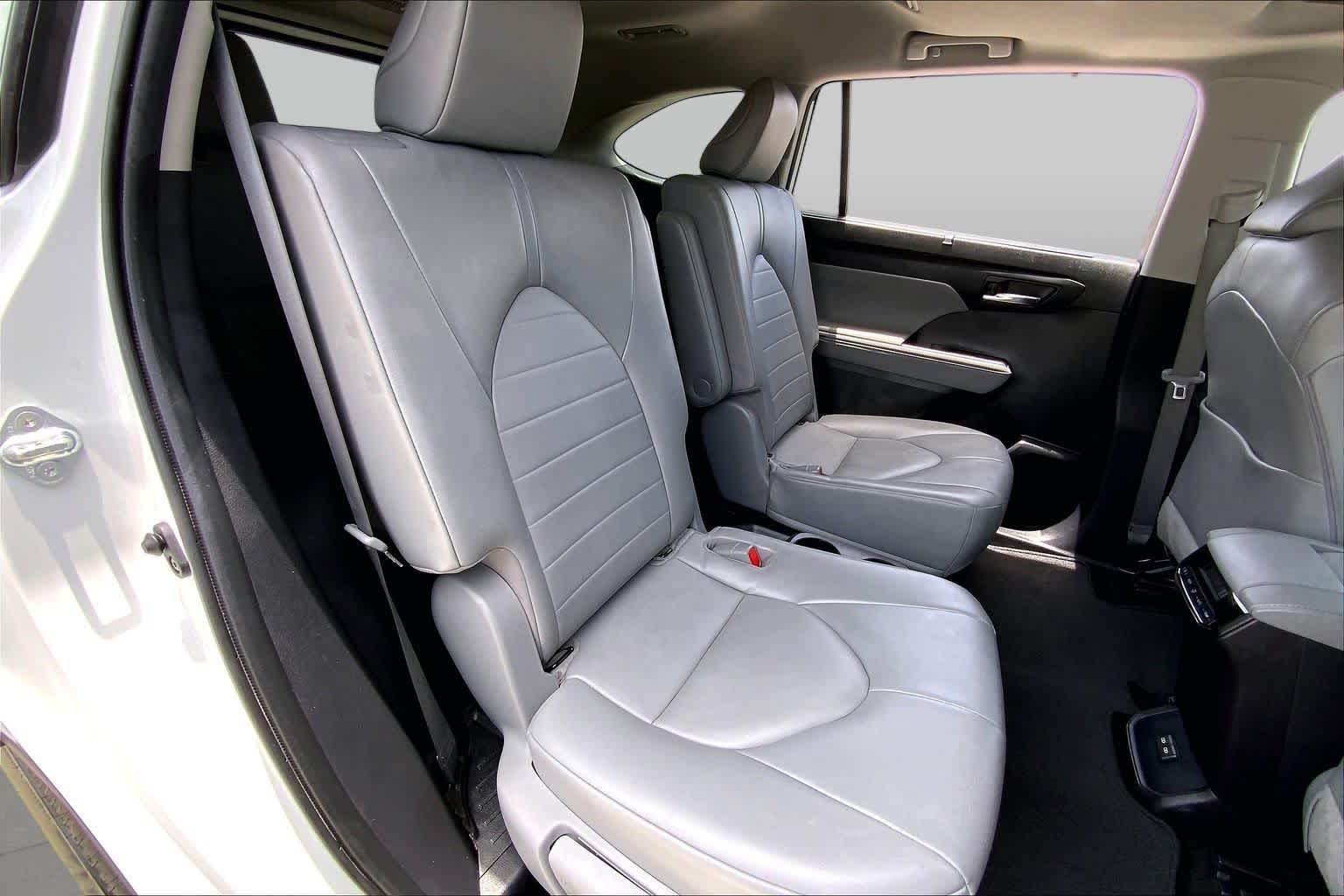 2022 Toyota Highlander XLE Wind Chill Pearl at AutoNation USA Katy
