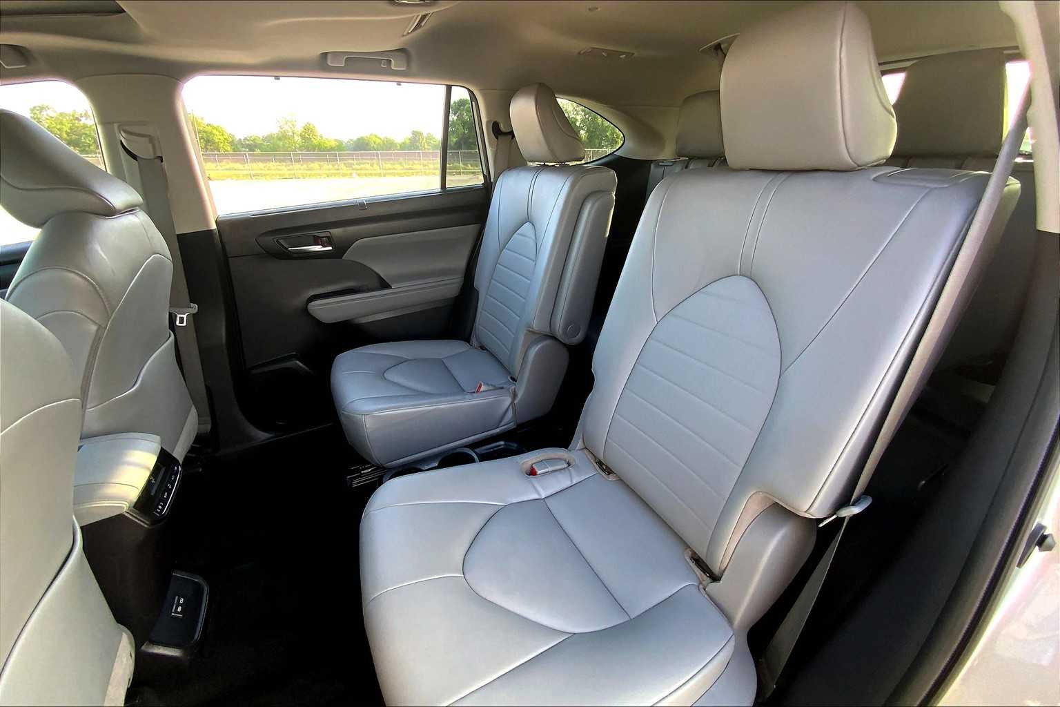 2022 Toyota Highlander XLE Celestial Silver Metallic at AutoNation Toyota Gulf Fwy