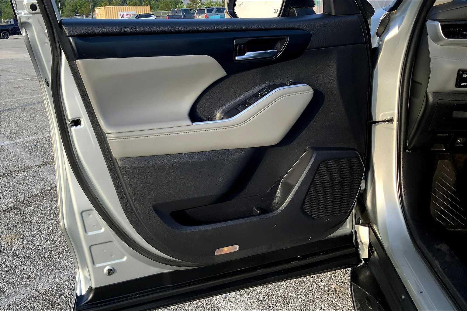 2022 Toyota Highlander XLE Celestial Silver Metallic at AutoNation Toyota Gulf Fwy
