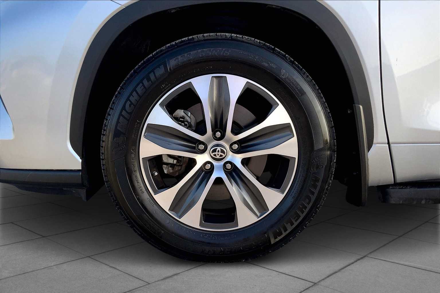 2022 Toyota Highlander XLE Celestial Silver Metallic at AutoNation Toyota Gulf Fwy