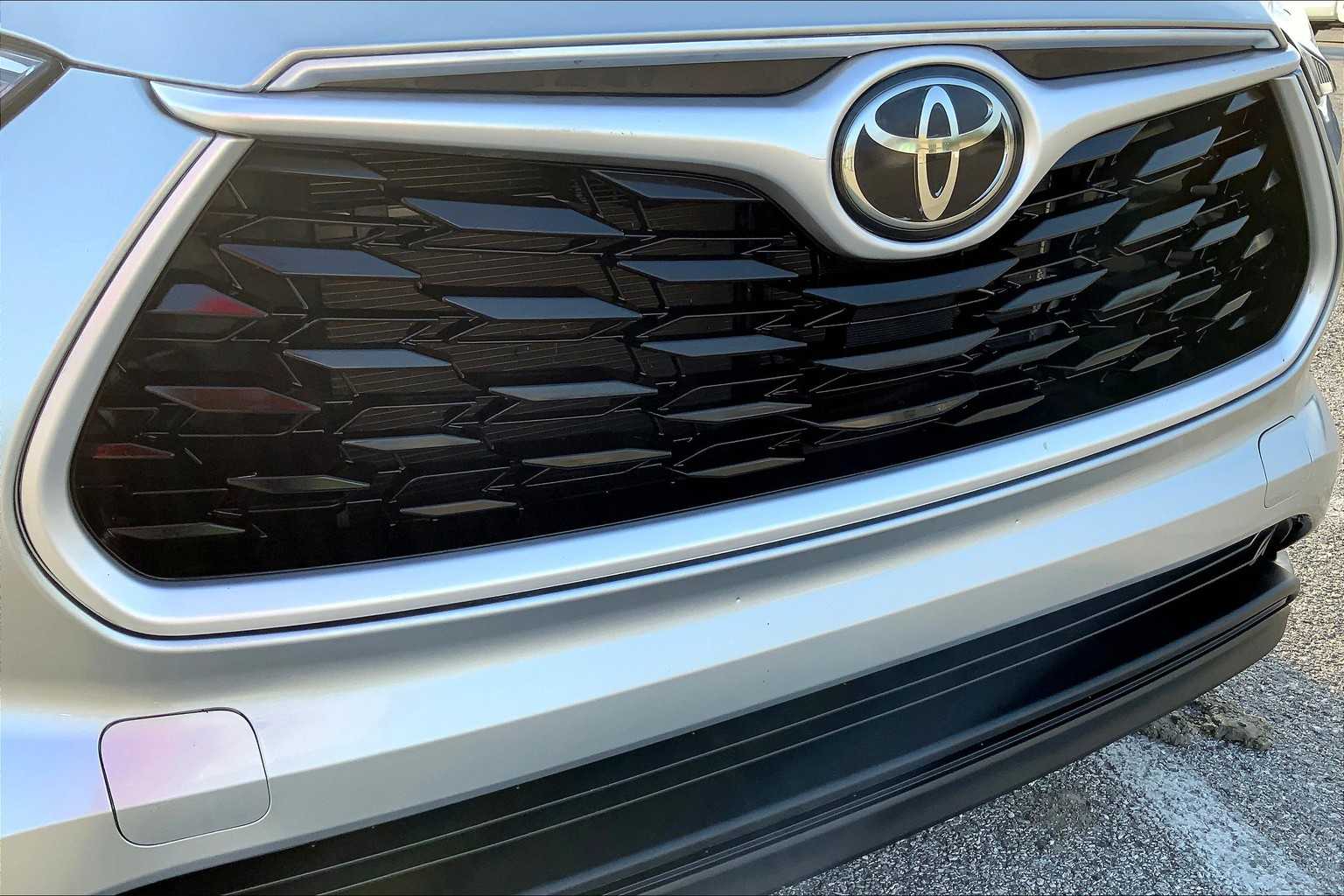 2022 Toyota Highlander XLE Celestial Silver Metallic at AutoNation Toyota Gulf Fwy