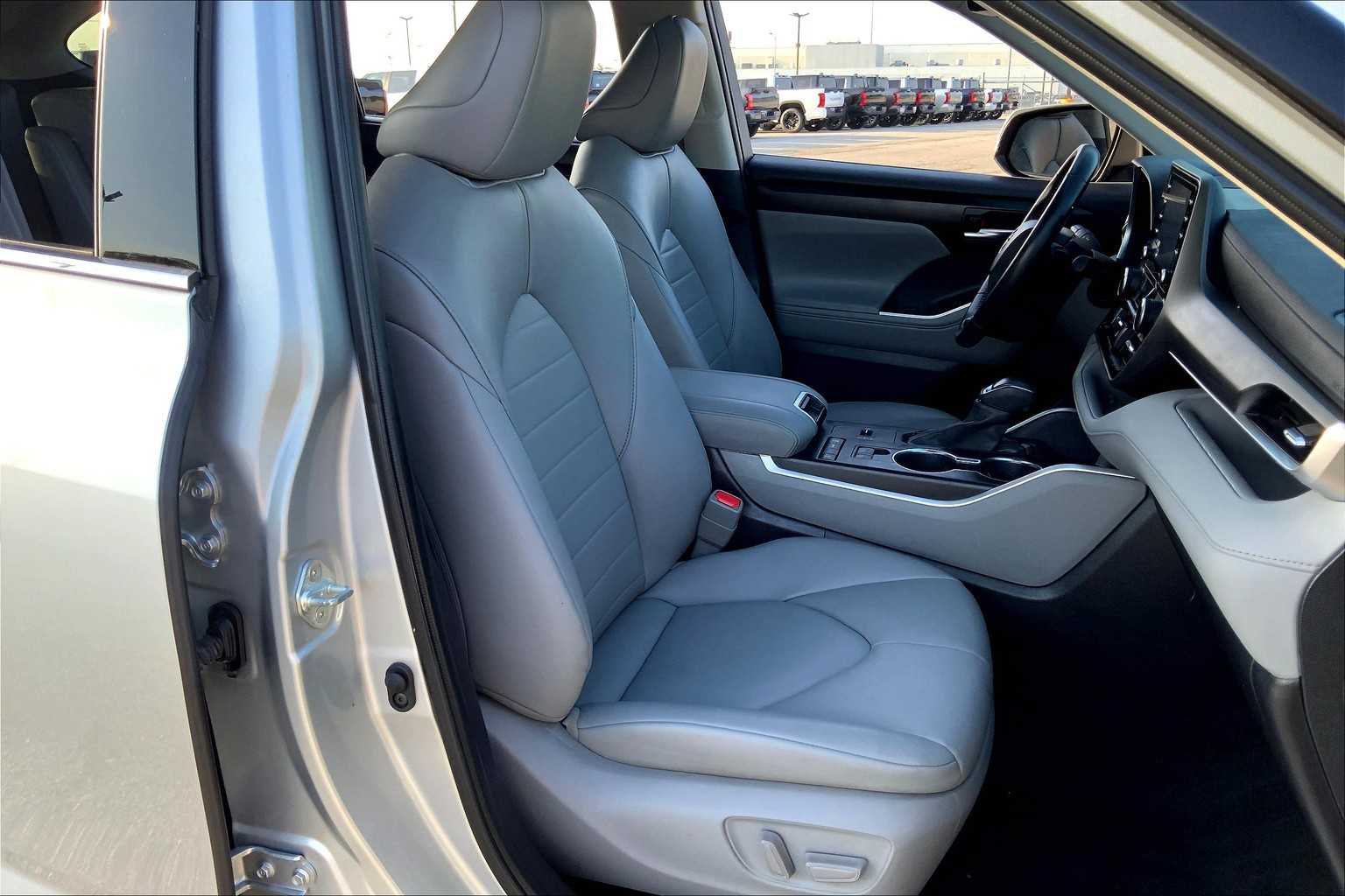 2022 Toyota Highlander XLE Celestial Silver Metallic at AutoNation Toyota Gulf Fwy