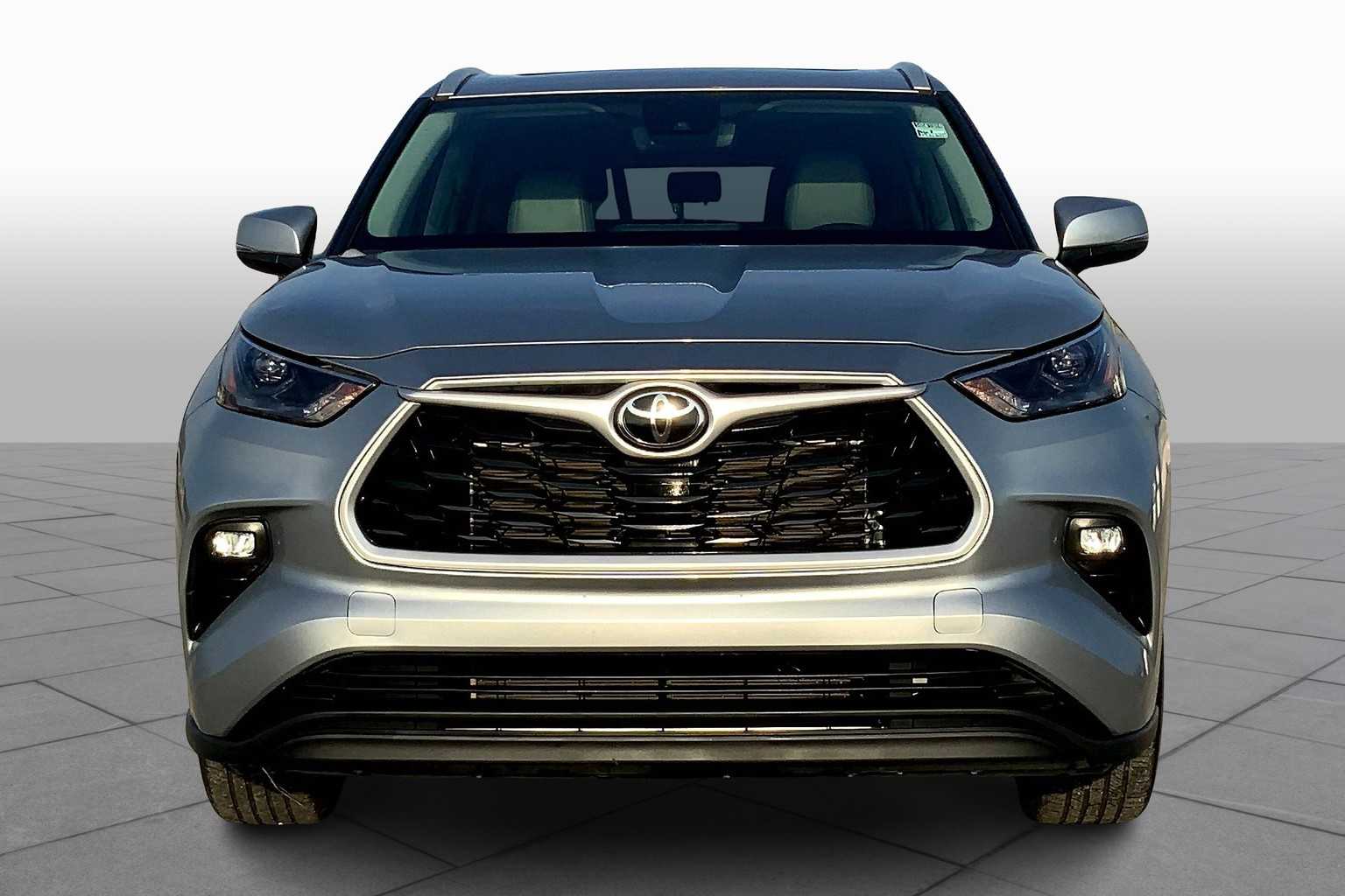 2022 Toyota Highlander XLE Celestial Silver Metallic at AutoNation Toyota Gulf Fwy