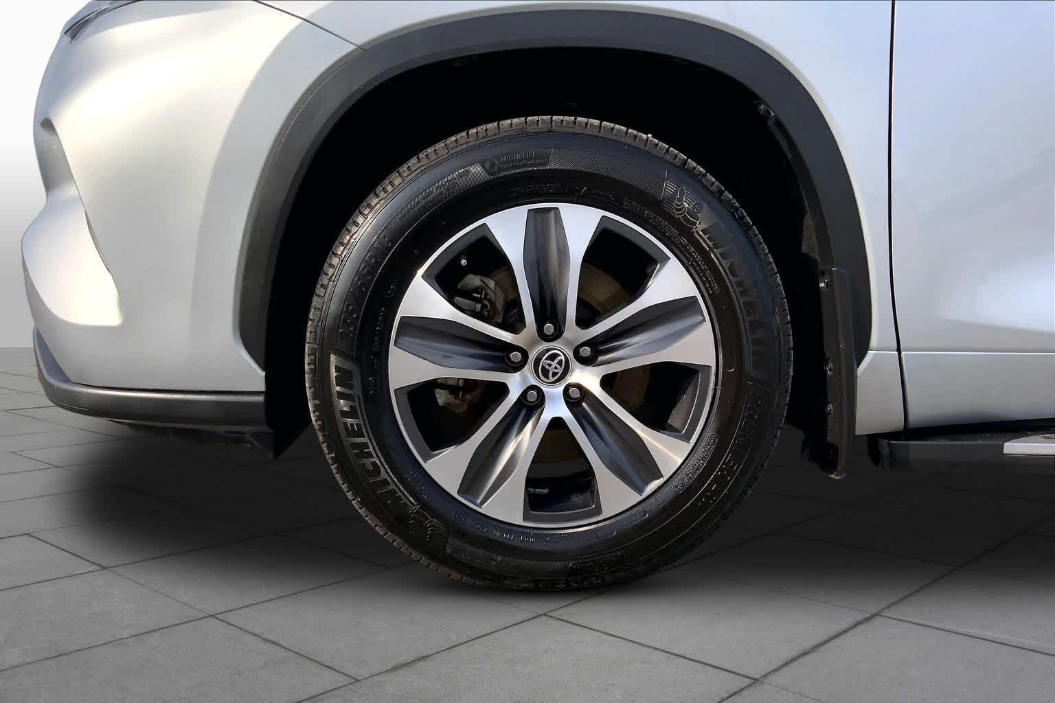 2022 Toyota Highlander XLE Celestial Silver Metallic at Group 1 Toyota Southwest
