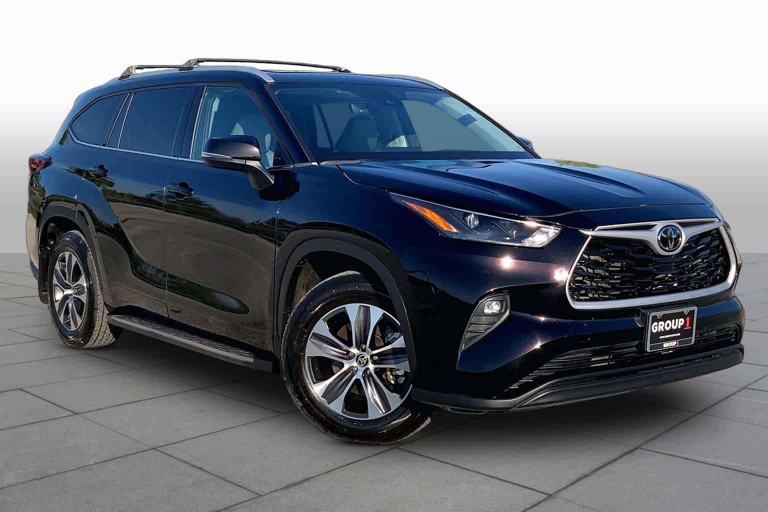 2022 Toyota Highlander photo 2 of 35