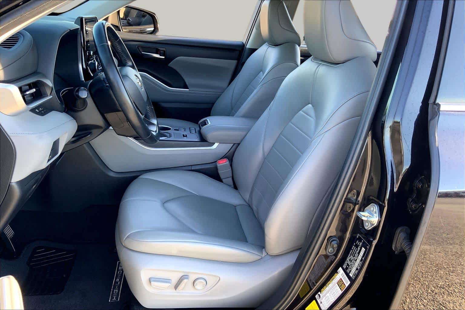 2022 Toyota Highlander photo 7 of 35
