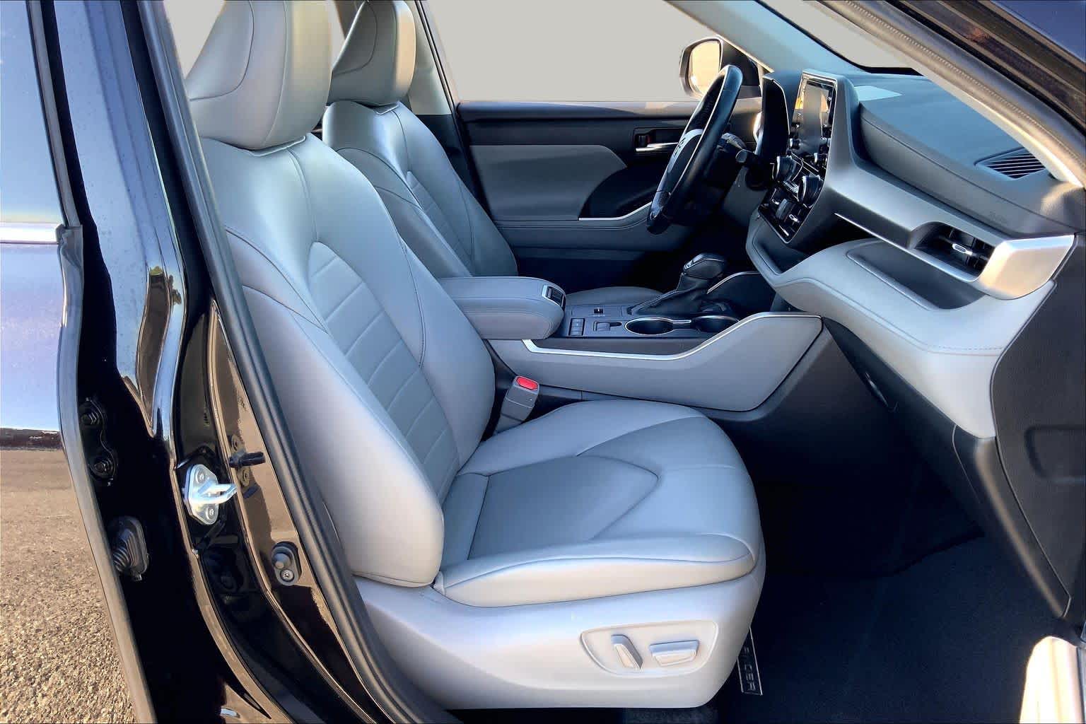 2022 Toyota Highlander photo 8 of 35