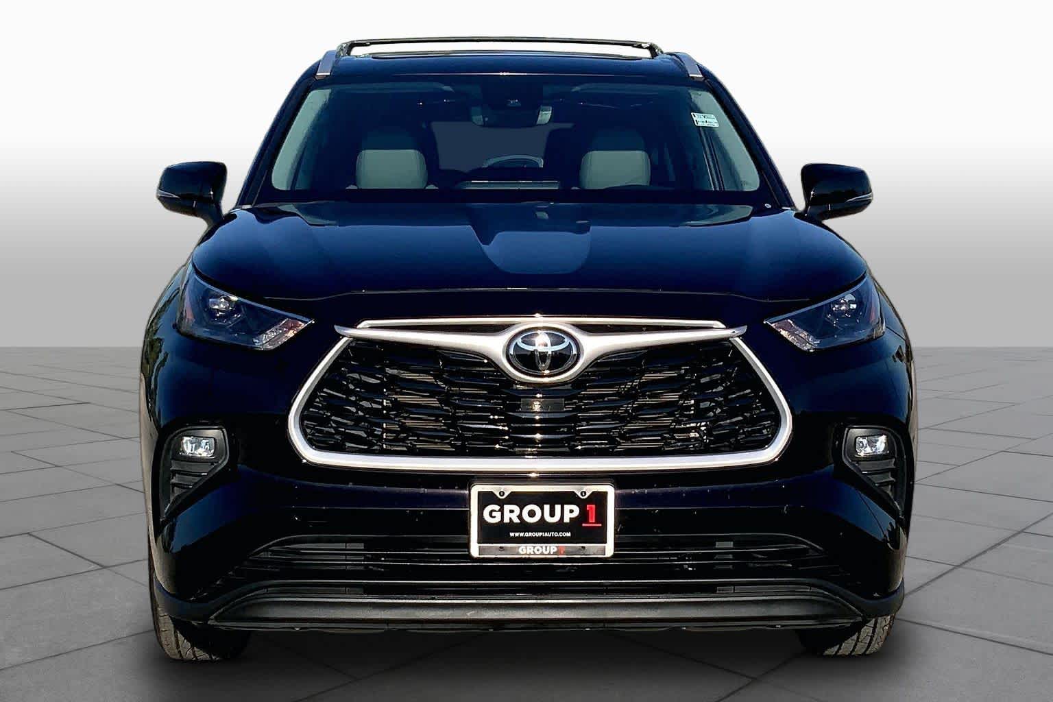 2022 Toyota Highlander photo 3 of 35