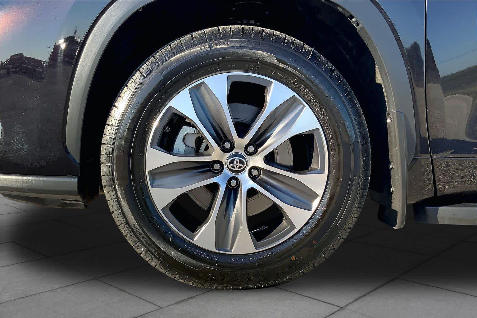 2022 Toyota Highlander photo 10 of 35