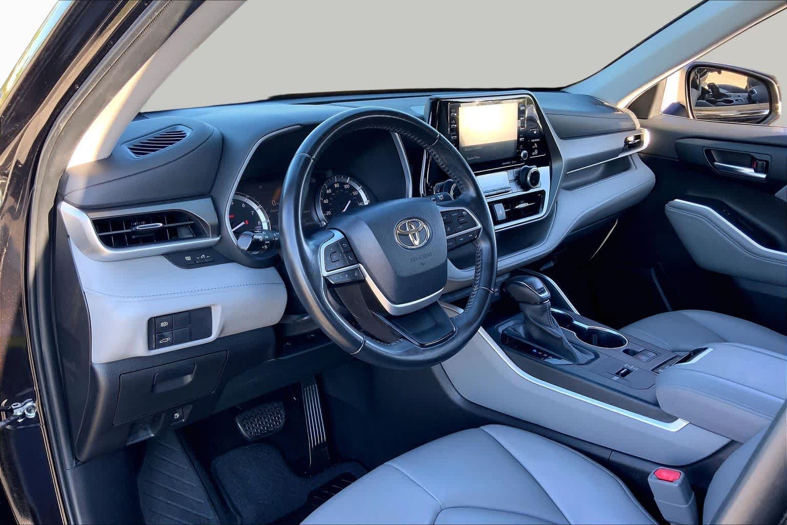 2022 Toyota Highlander photo 16 of 35