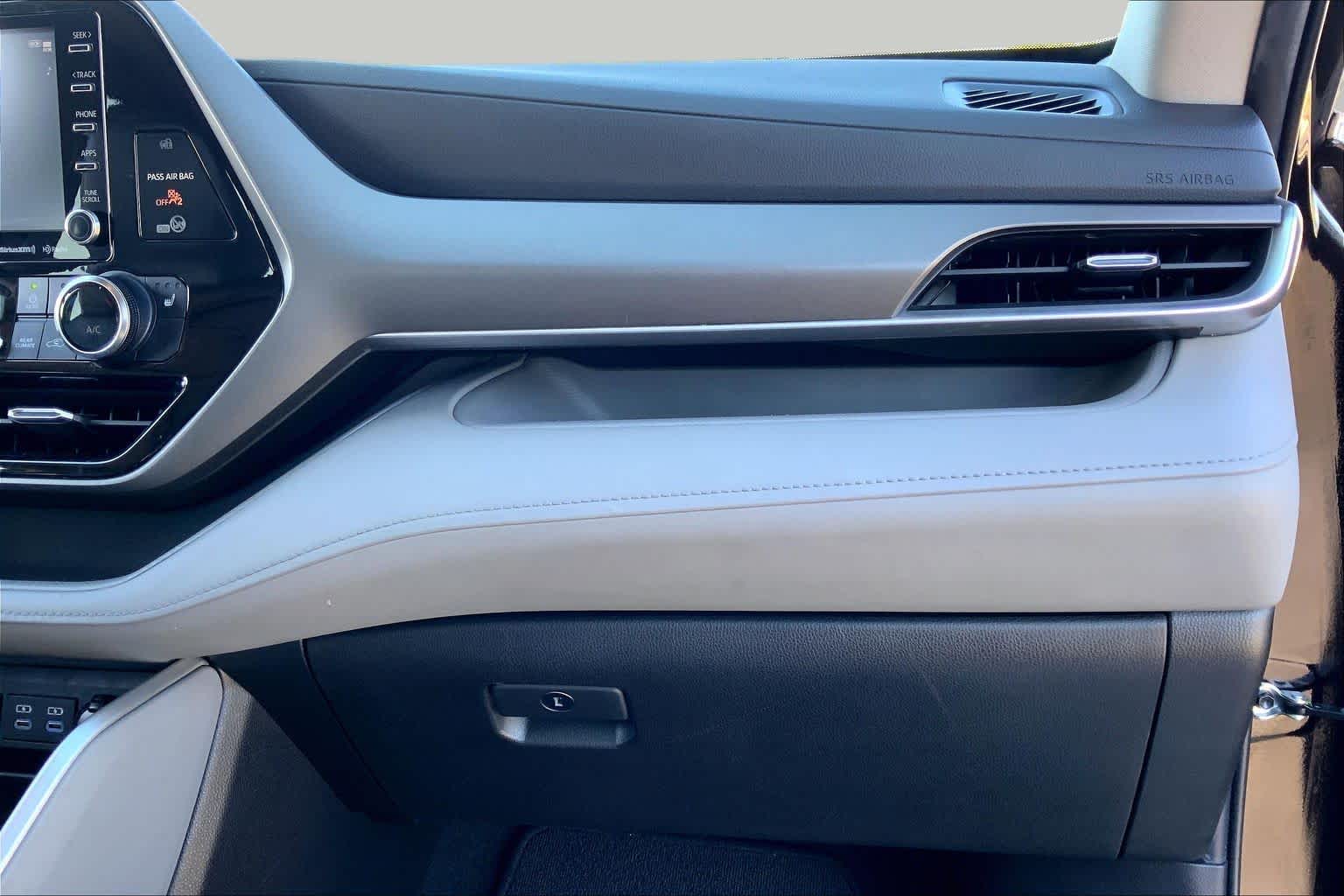 2022 Toyota Highlander photo 17 of 35