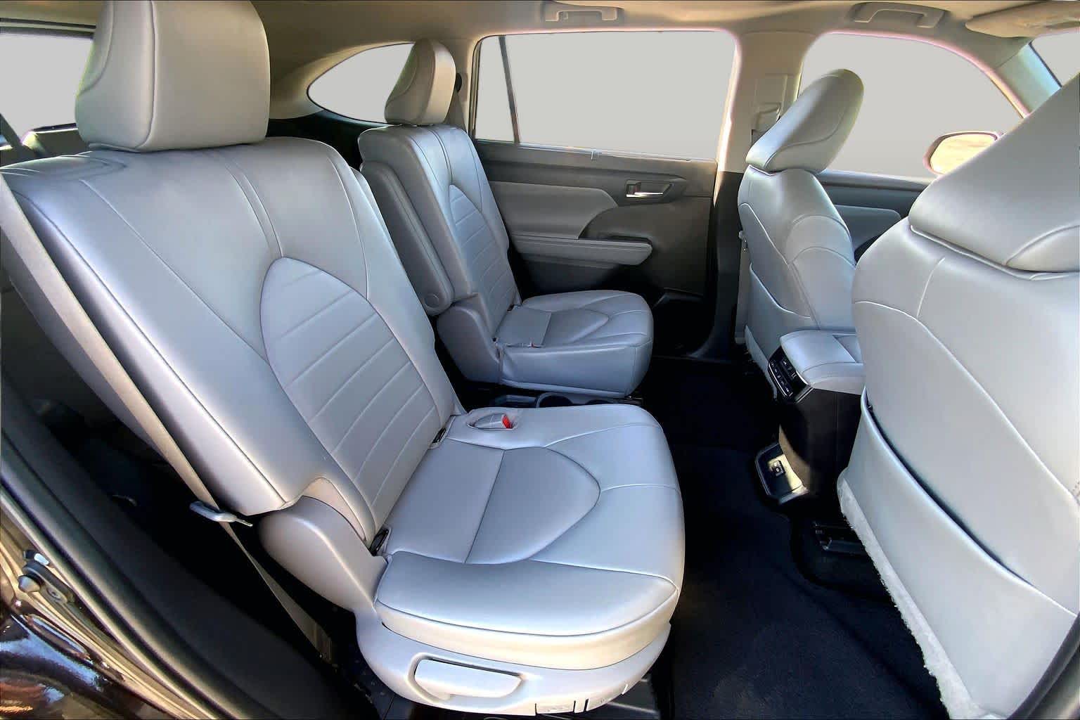 2022 Toyota Highlander photo 18 of 35