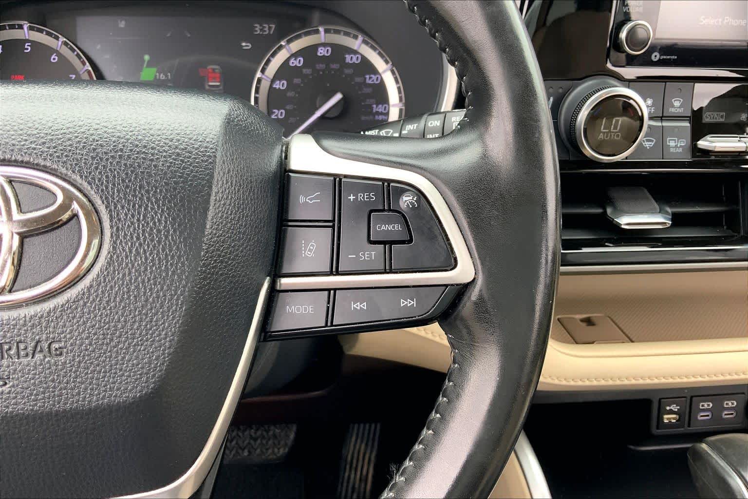 2022 Toyota Highlander XLE Blueprint at Group 1 Toyota Southwest