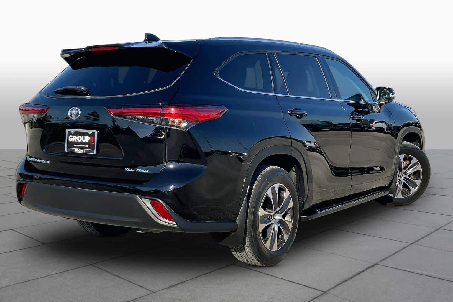 2021 Toyota Highlander photo 13 of 36