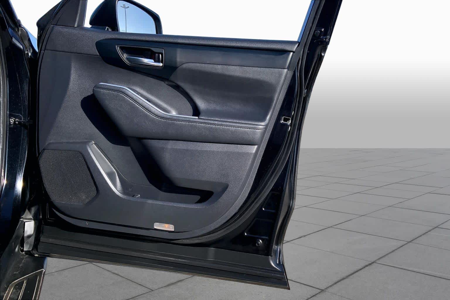 2021 Toyota Highlander photo 22 of 36
