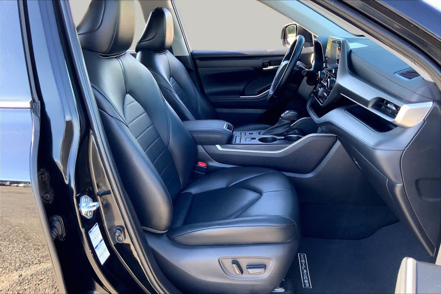 2021 Toyota Highlander photo 9 of 36