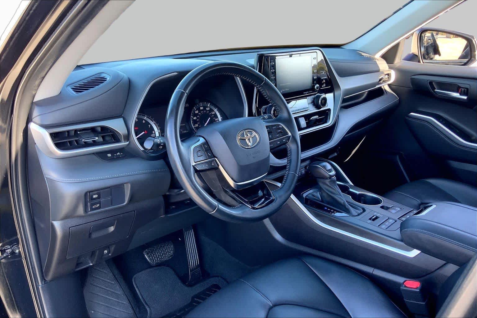 2021 Toyota Highlander photo 17 of 36