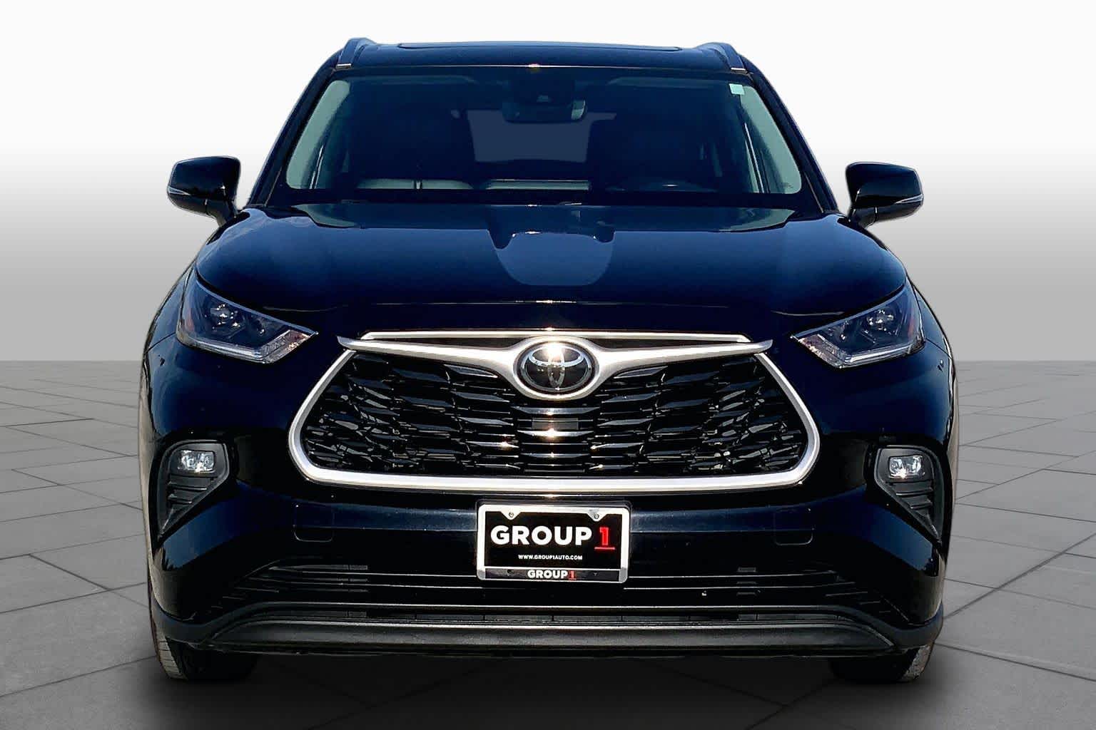 2021 Toyota Highlander photo 4 of 36