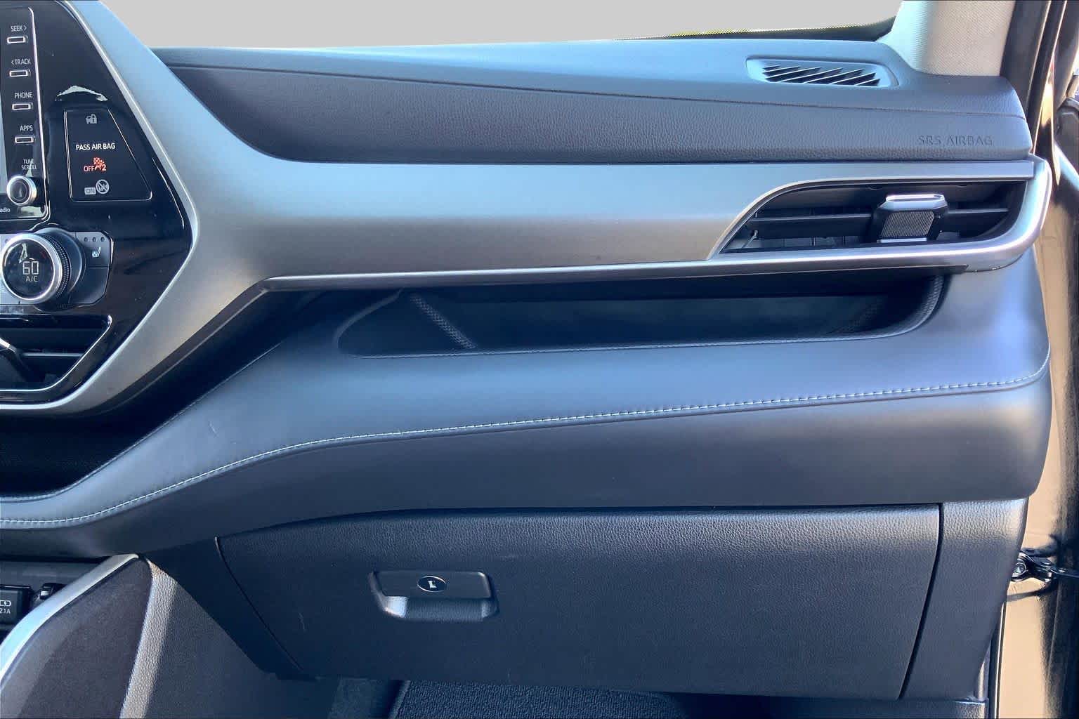 2021 Toyota Highlander photo 18 of 36