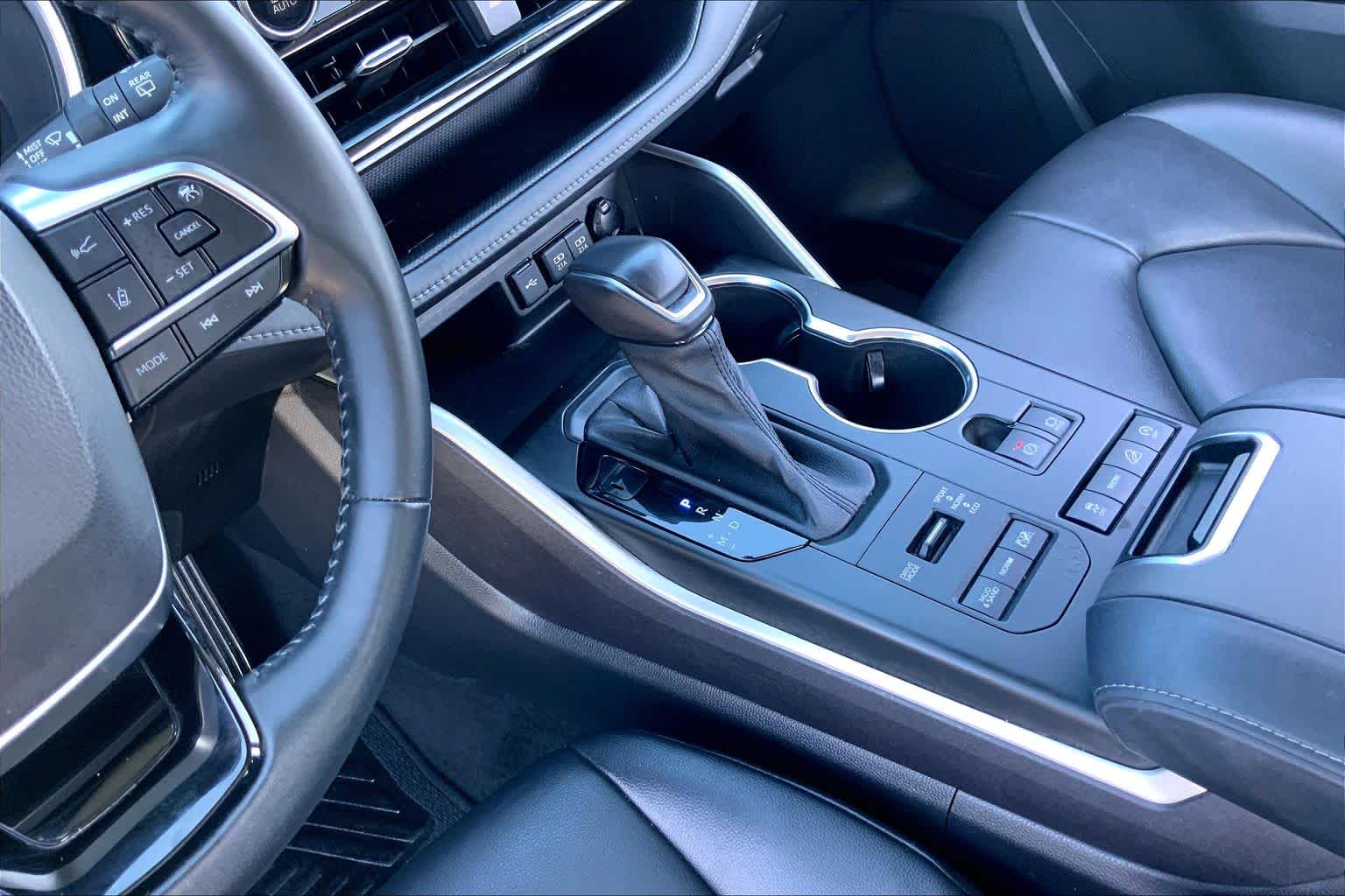 2021 Toyota Highlander photo 16 of 36